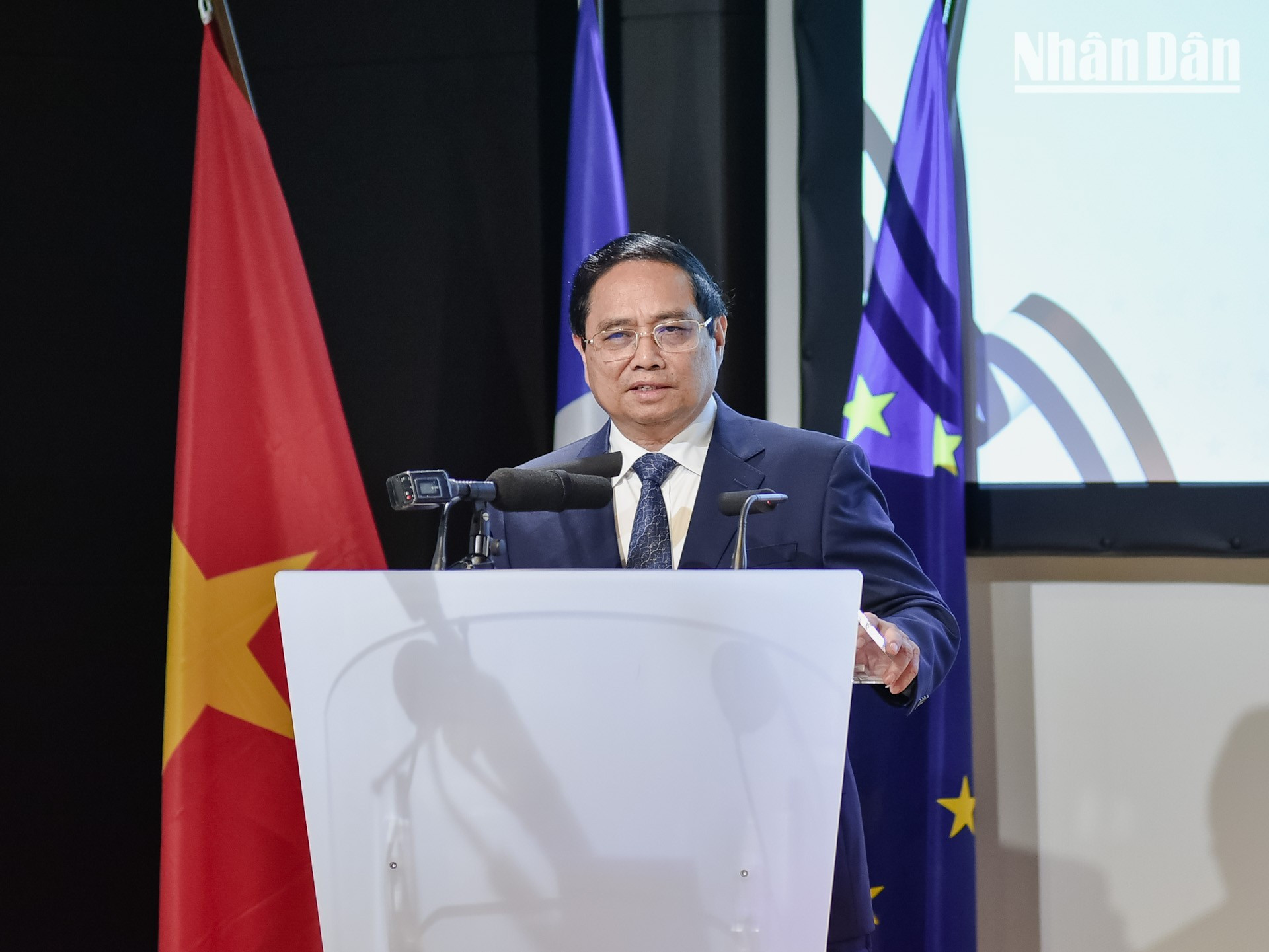 El primer ministro, Pham Minh Chinh, destaca que el objetivo de su visita a Francia no solo es consolidar las relaciones diplomáticas y políticas, sino también abrir oportunidades para promover la cooperación en los ámbitos económico, comercial e inversor, sectores en los que ambos países tienen un enorme potencial para desarrollarlos conjuntamente.