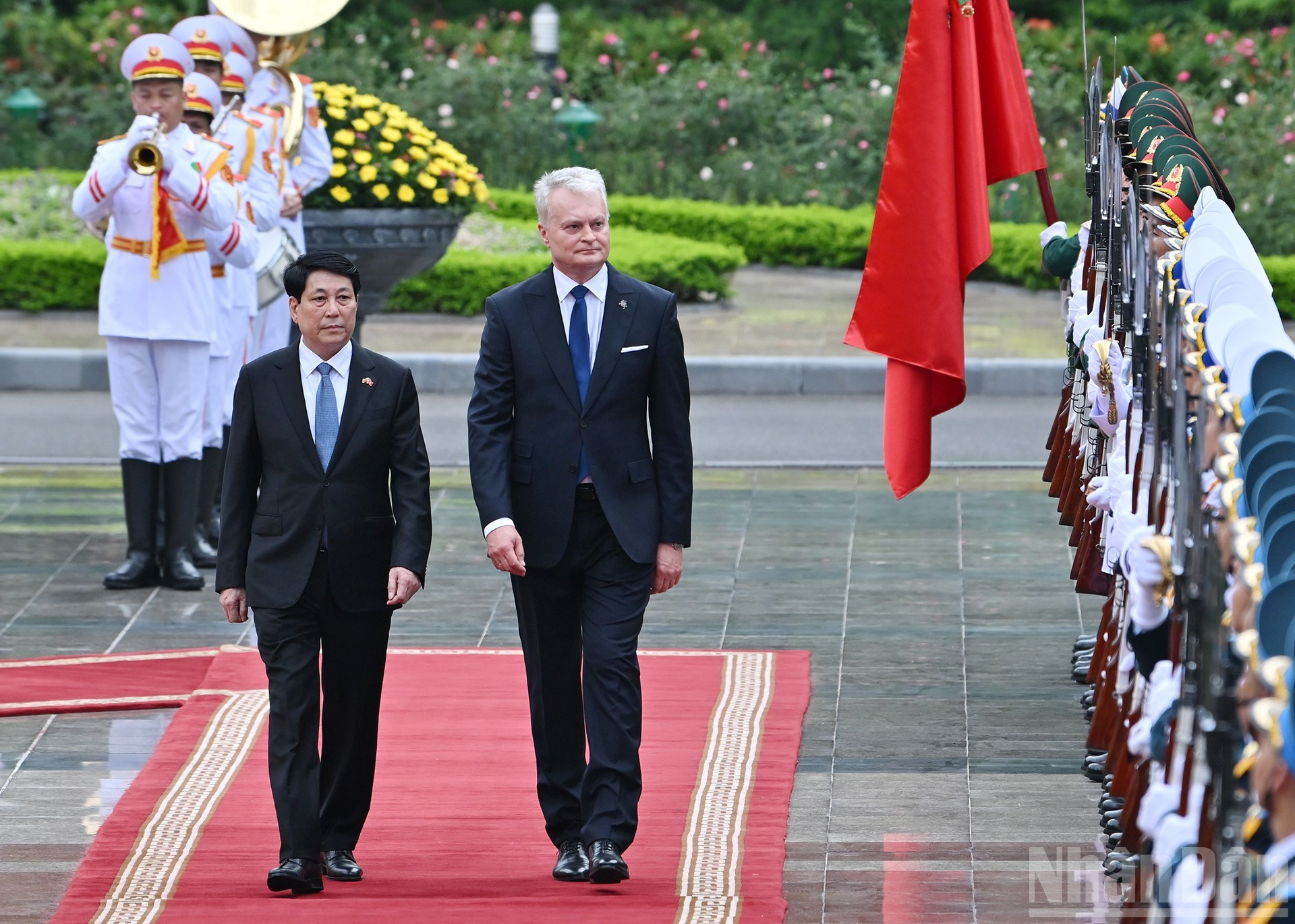 Los dos dirigentes pasan revista a la guardia de honor.