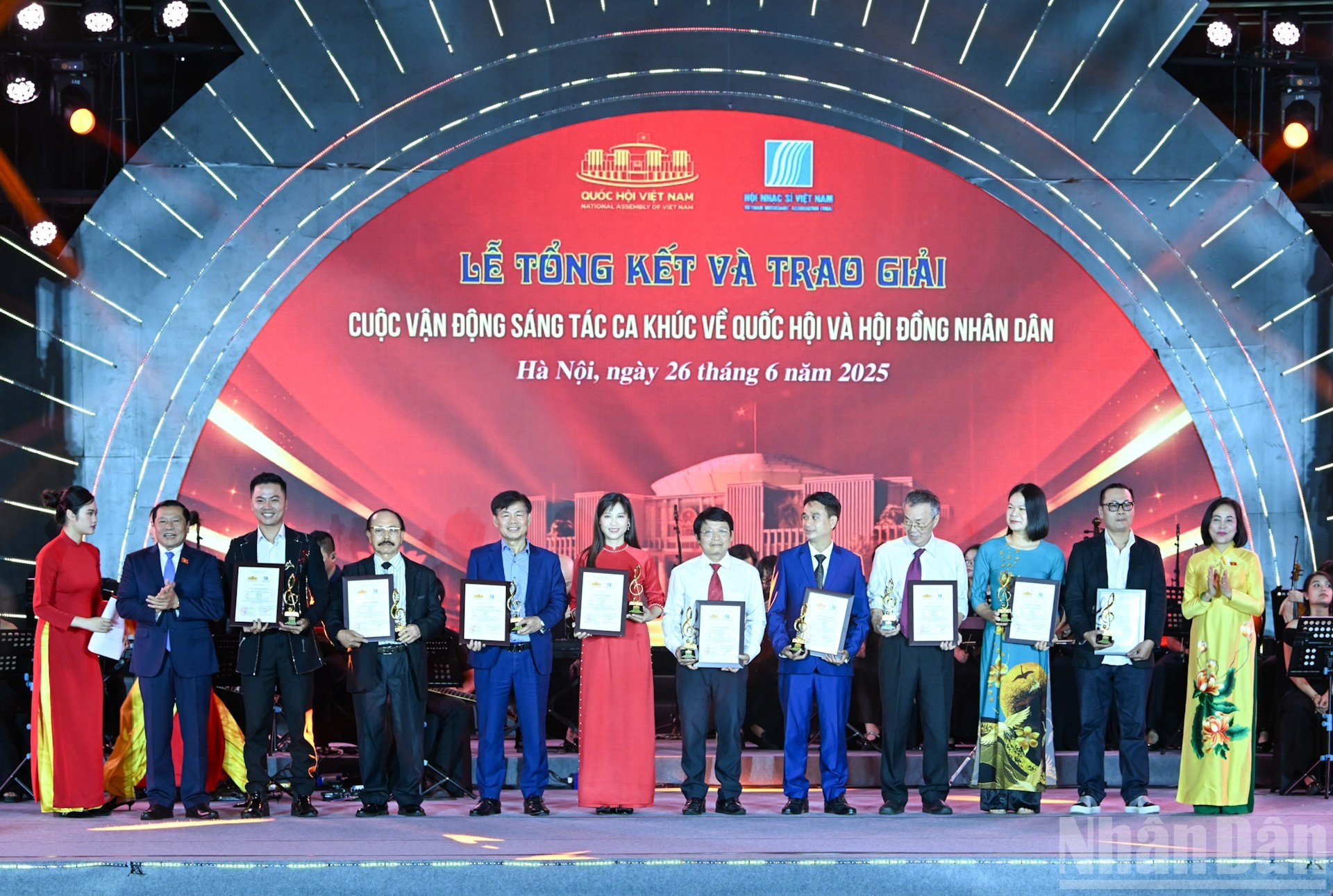 La vicepresidenta de la Asamblea Nacional, Nguyen Thi Thanh, y el subjefe de la Comisión de Propaganda y Movilización de Masas del Comité Central del Partido Comunista de Vietnam Lai Xuan Mon entregan el Premio de consolación a los ganadores.