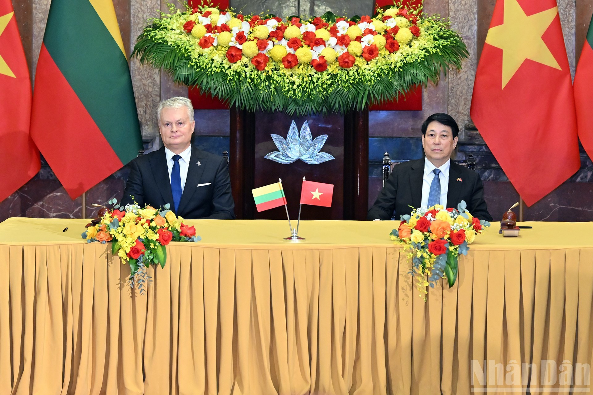 El presidente de Vietnam, Luong Cuong, y su par Lituania, Gitanas Nausėda, en el evento.