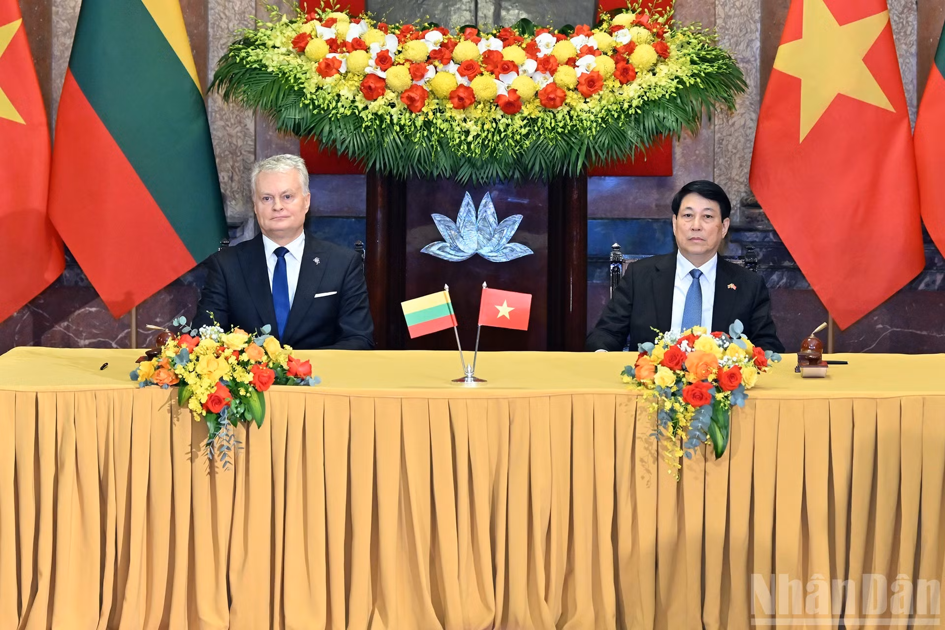 El presidente de Vietnam, Luong Cuong, y su par Lituania, Gitanas Nausėda, en el evento.