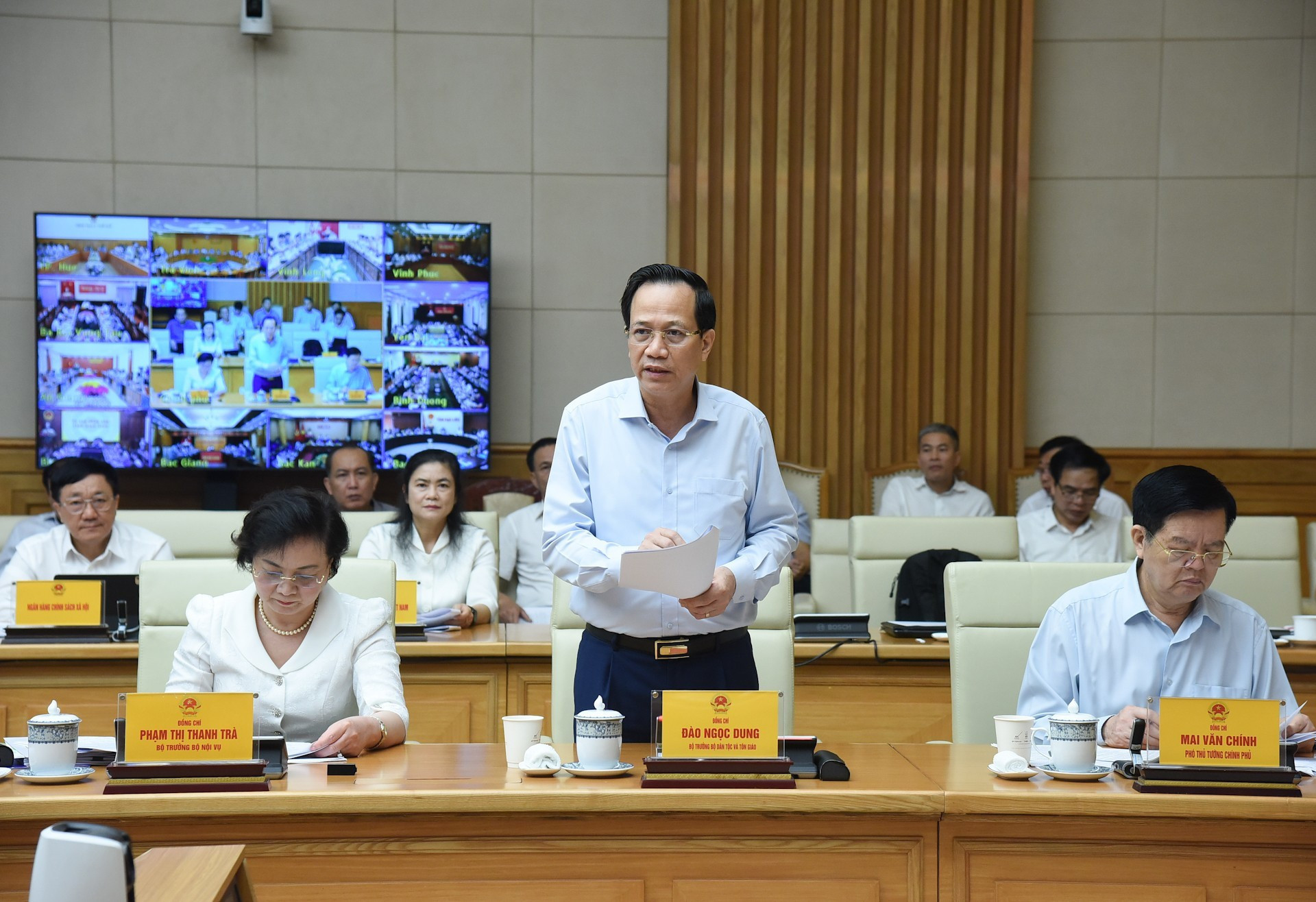 El ministro de Asuntos Étnicos y Religiosos, Dao Ngoc Dung, presenta su opinión. El ministro de Asuntos Étnicos y Religiosos, Dao Ngoc Dung, presenta su opinión.