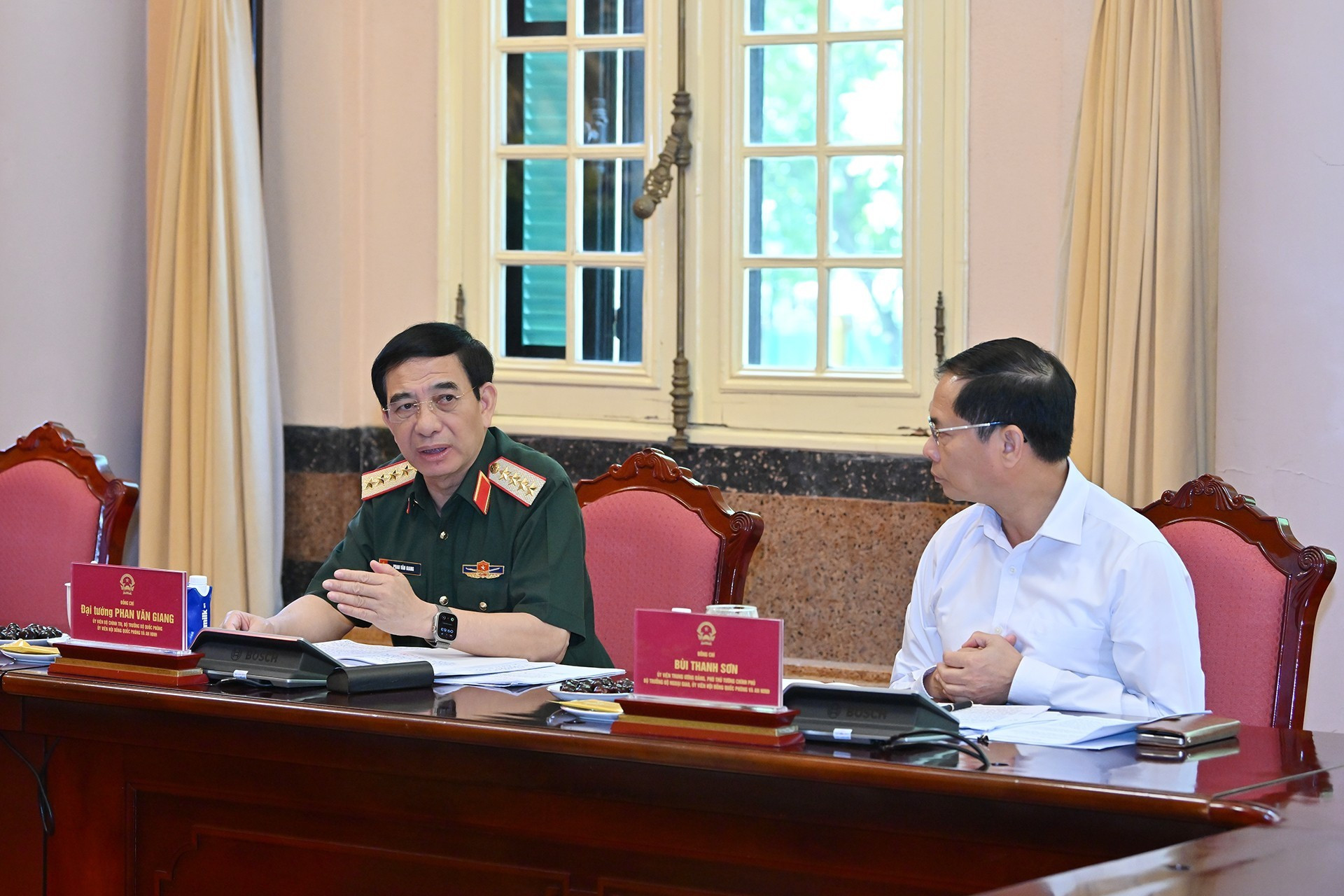 El ministro de Defensa Phan Van Giang habla en la cita.