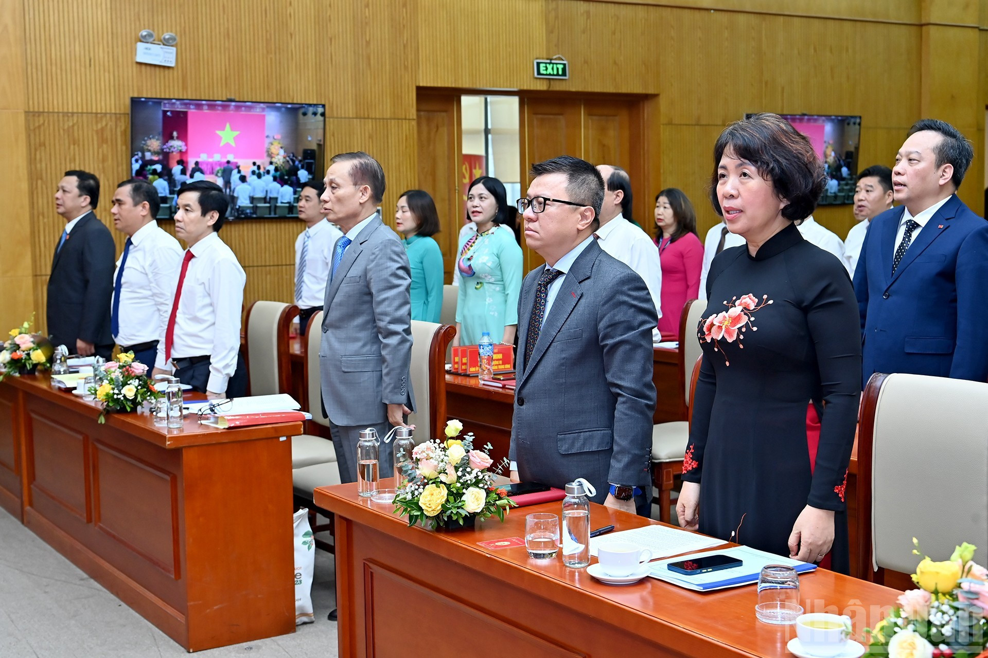 Los delegados saludan la bandera nacional.