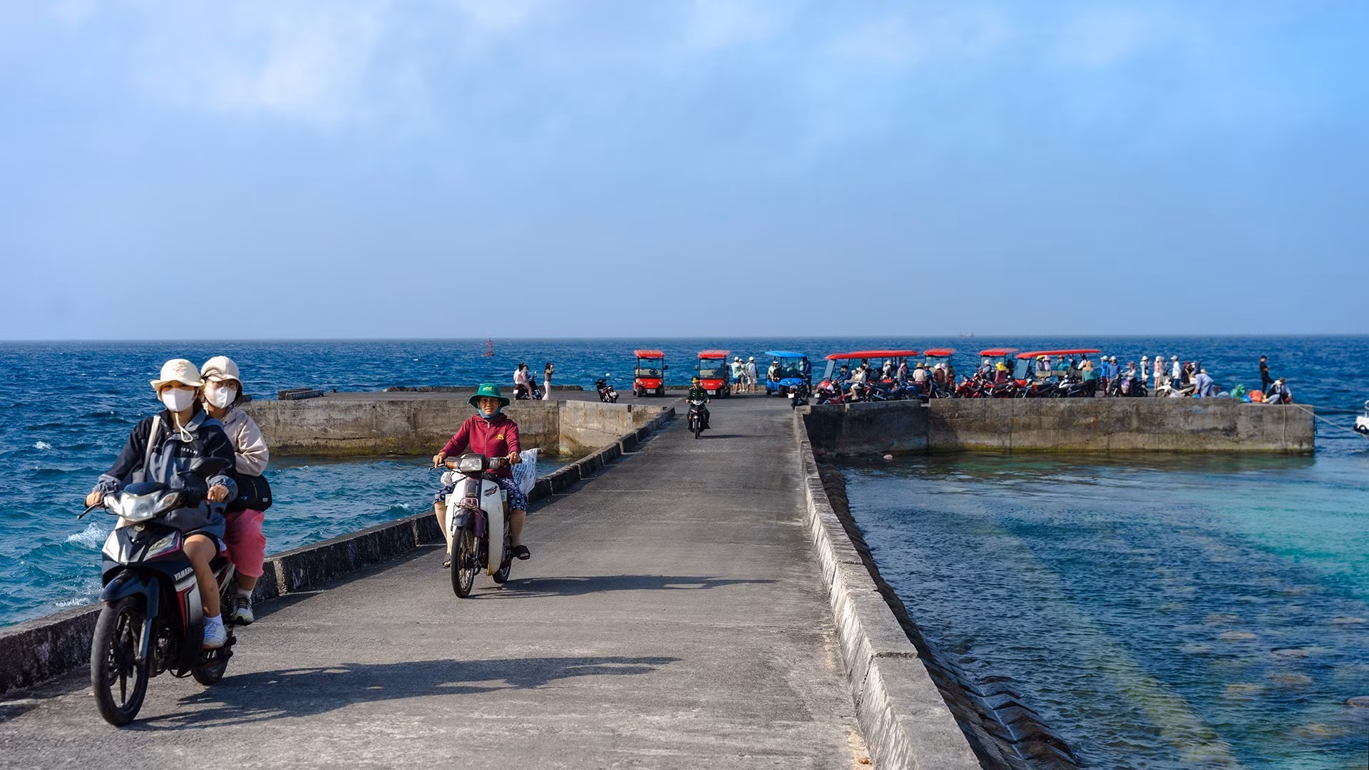 Los habitantes de la isla acogen a los turistas en la zona del muelle.