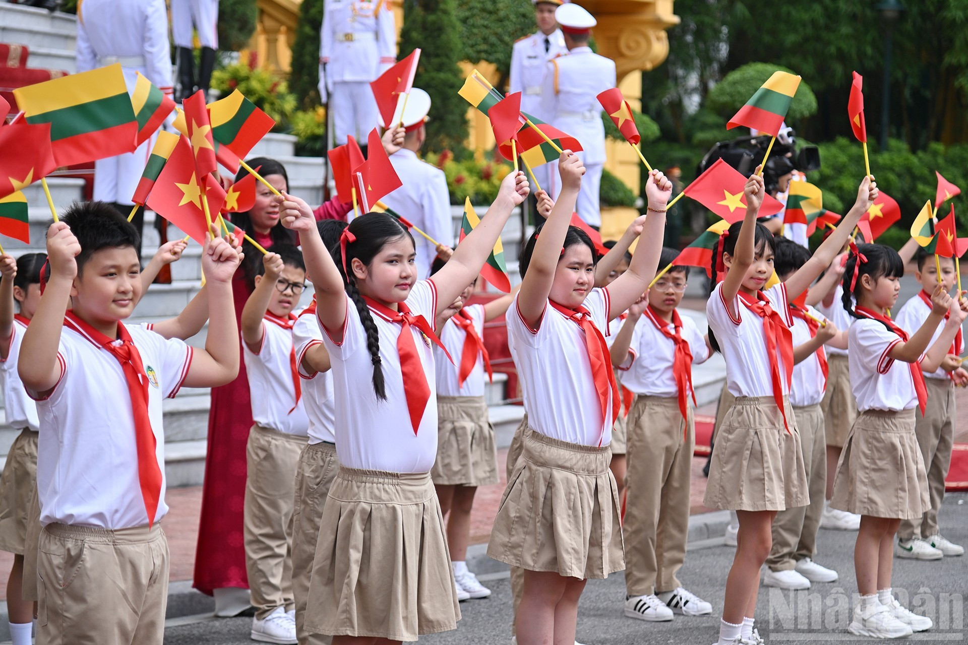 Los niños hanoyenses dan la bienvenida al presidente de Lituania, Gitanas Nausėda, y su esposa.