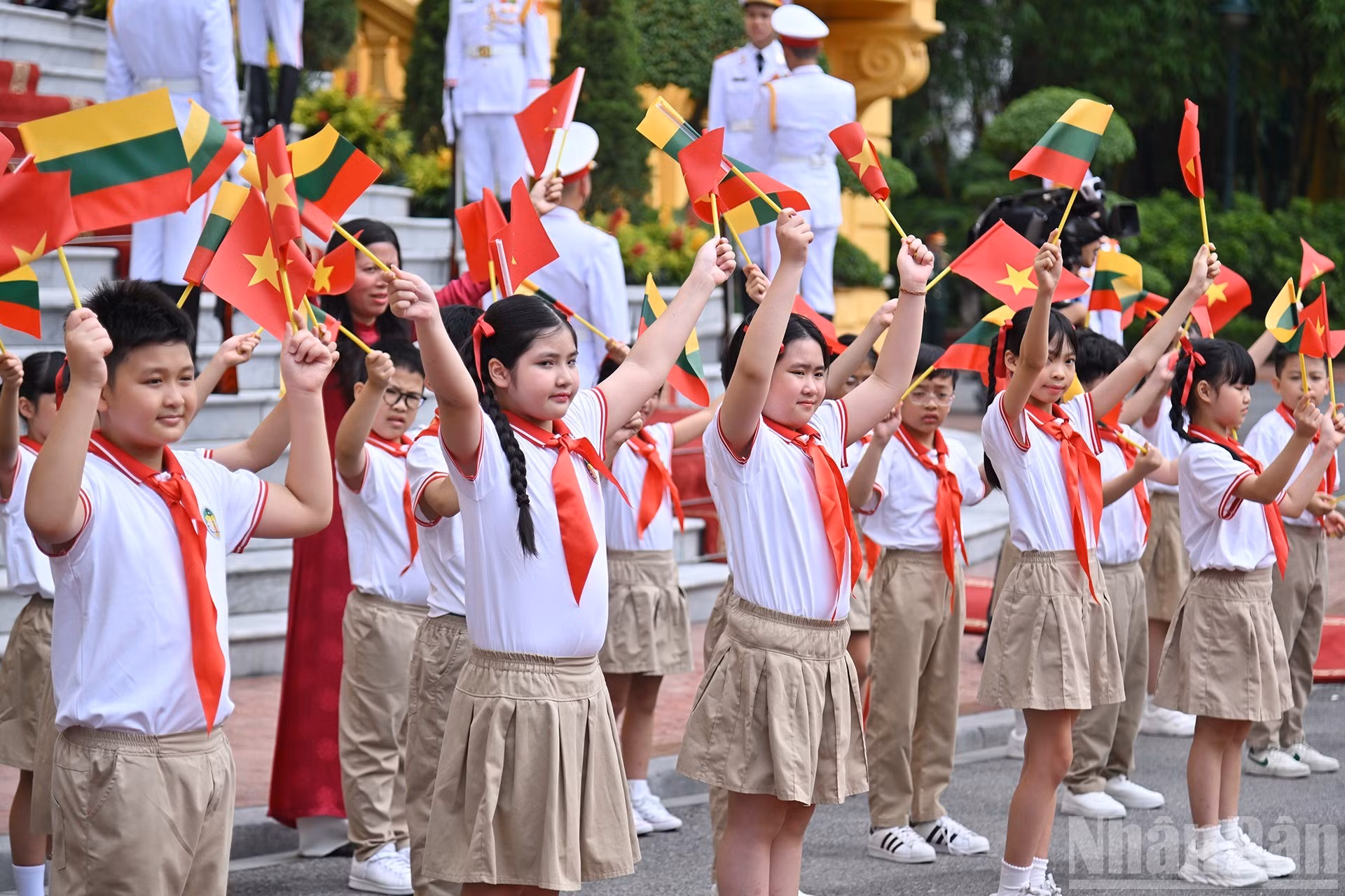 Los niños hanoyenses dan la bienvenida al presidente de Lituania, Gitanas Nausėda, y su esposa.