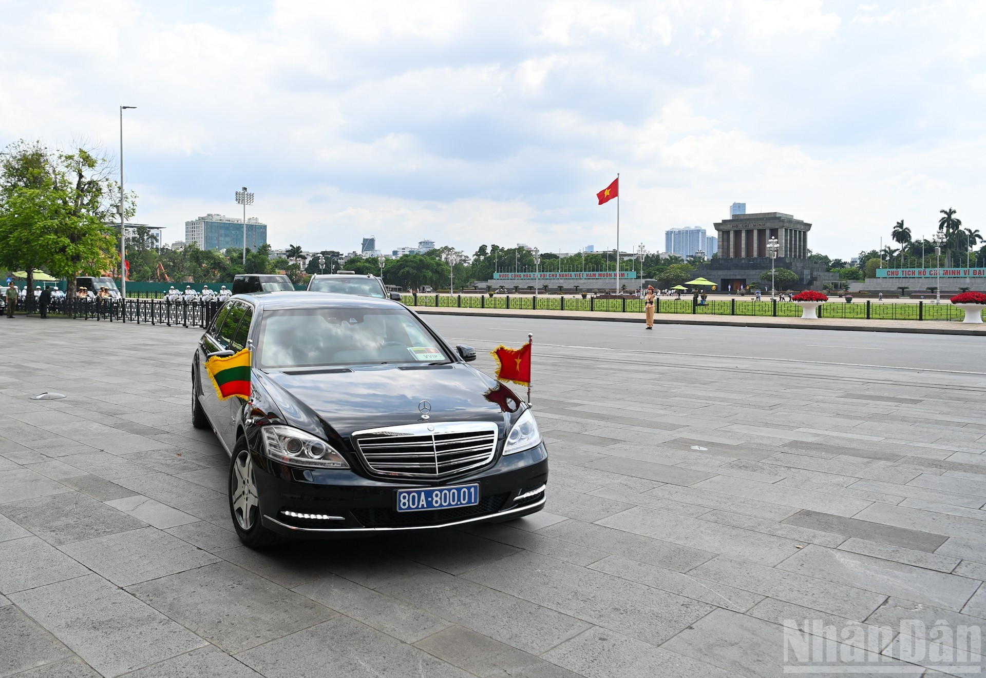 La caravana que transporta al presidente de Lituania, Gitanas Nausėda, se dirige por la calle Doc Lap hacia la Casa de la Asamblea Nacional.