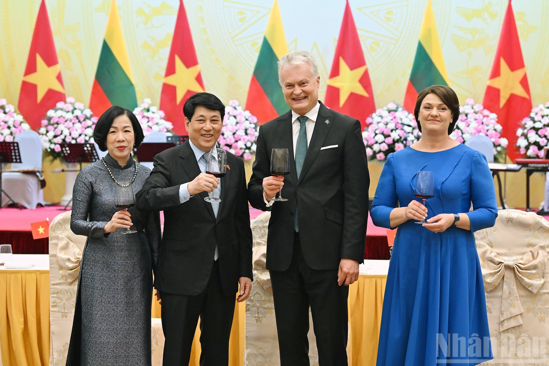 Ambos mandatarios y sus esposas.