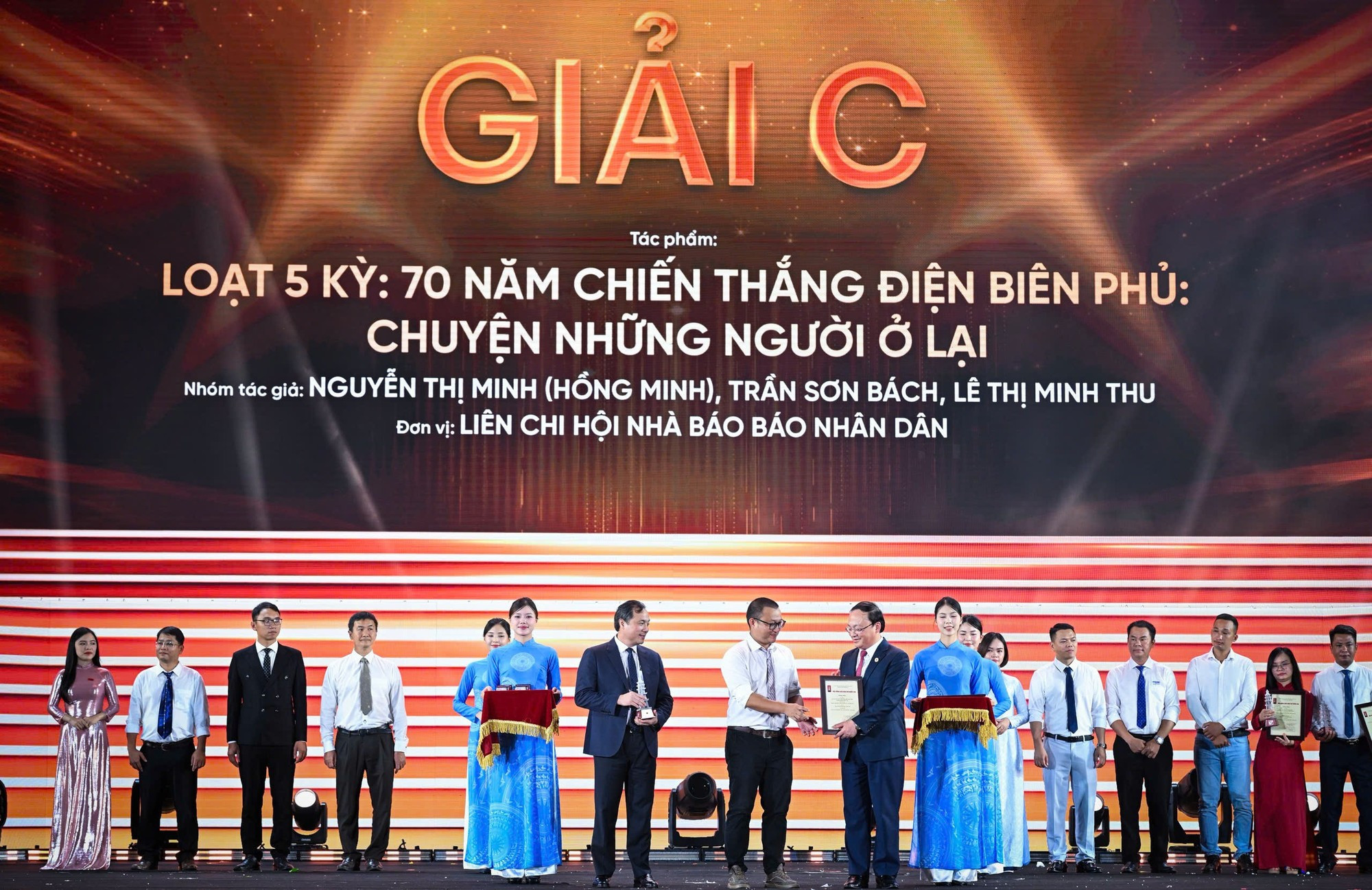 Do Tien Sy, miembro del Comité Central del Partido y director general de la Voz de Vietnam; y Hoang Trung Dung, miembro del Comité Central del Partido y editor en jefe de la Revista Comunista, entregan el Premio C a los ganadores.