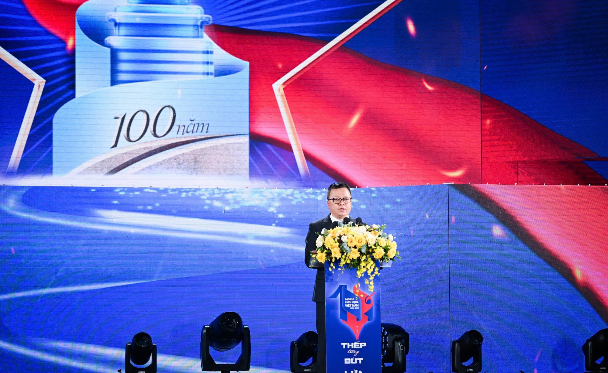 Le Quoc Minh, miembro del Comité Central del Partido Comunista de Vietnam (PCV), presidente-editor del periódico Nhan Dan, subjefe de la Comisión de Propaganda y Movilización de Masas del Comité Central del PCV y presidente de la Asociación de Periodistas del país, habla en el evento.