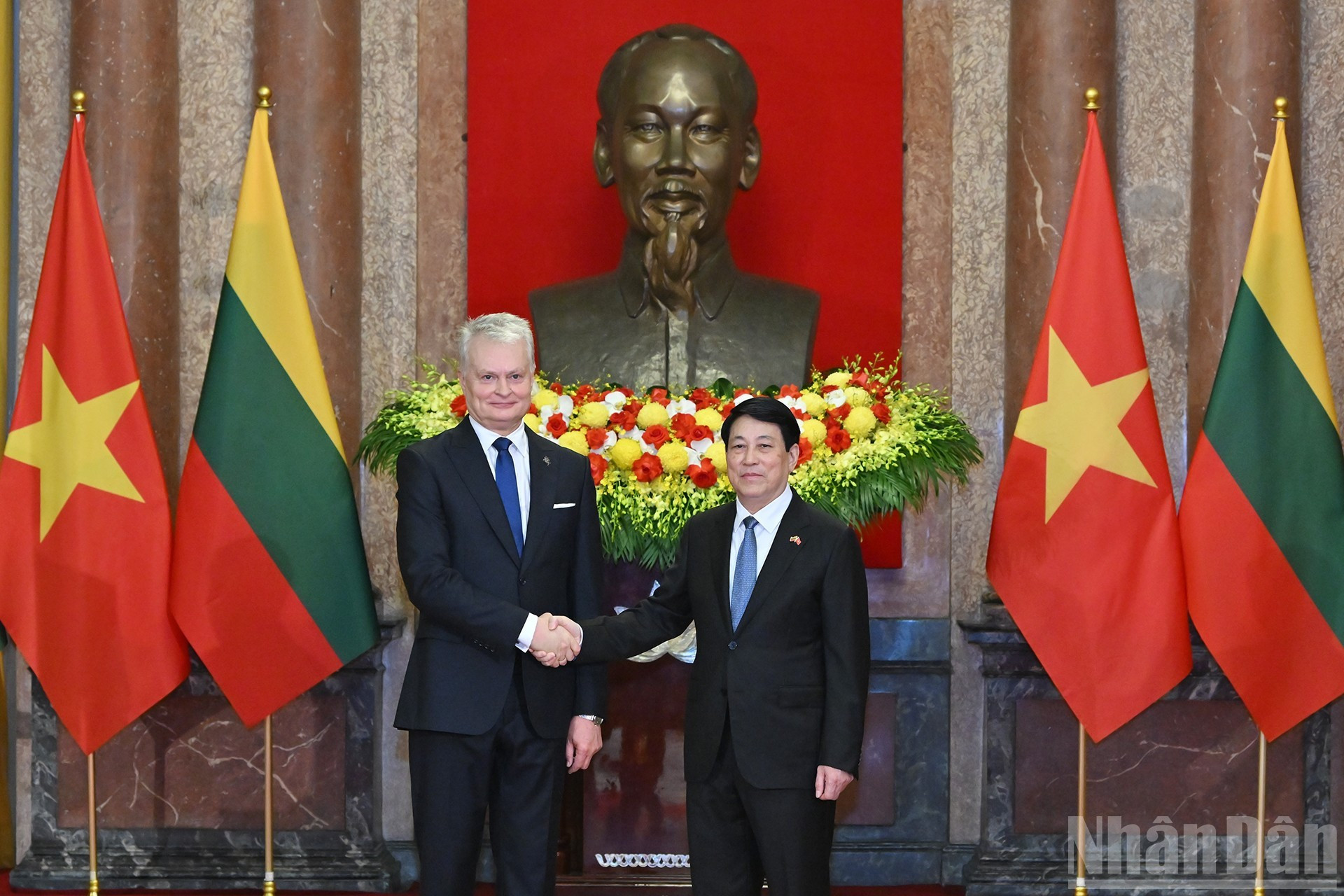 Los dos presidentes posan juntos para una foto después de la ceremonia de bienvenida.
