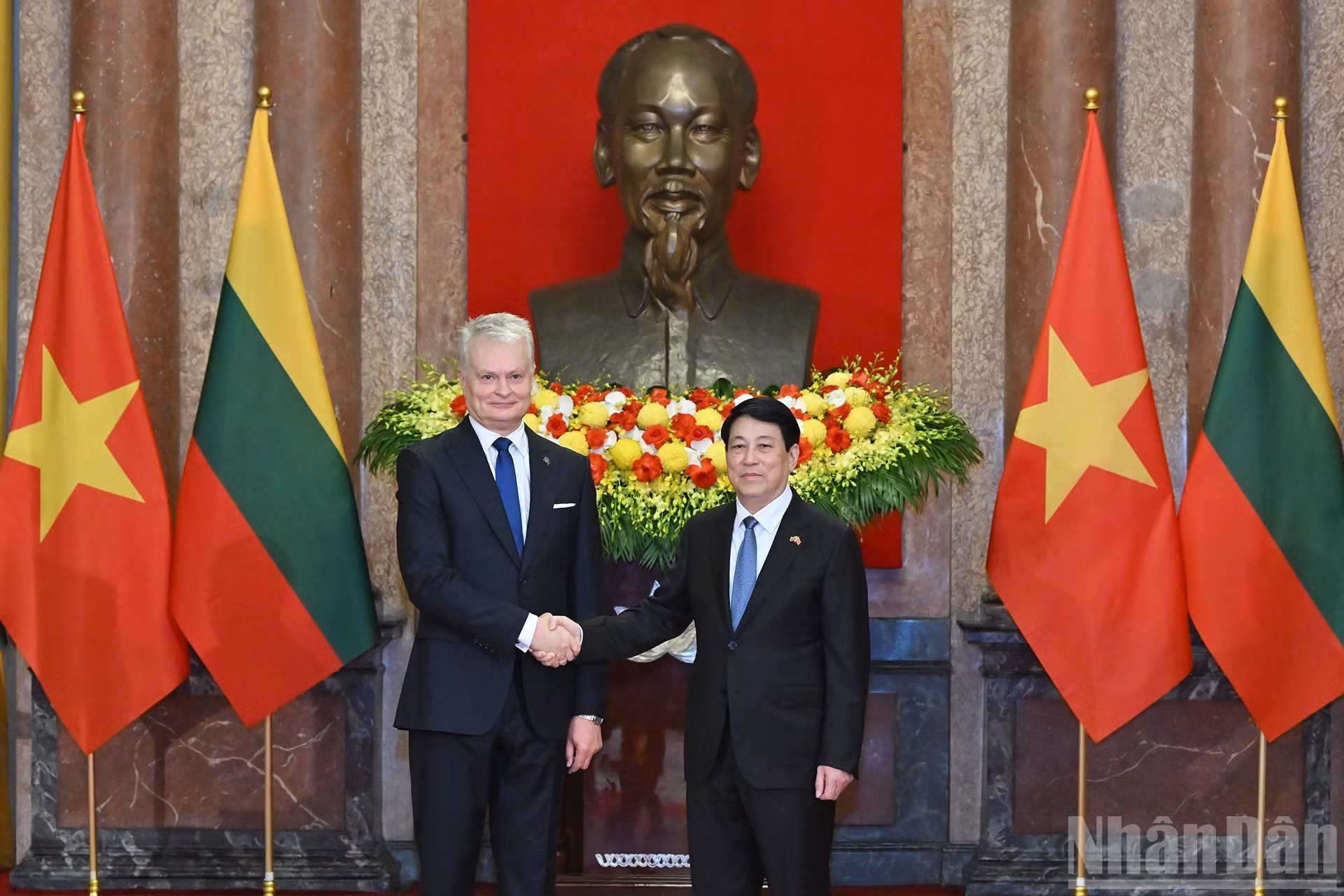 Los dos presidentes posan juntos para una foto después de la ceremonia de bienvenida.