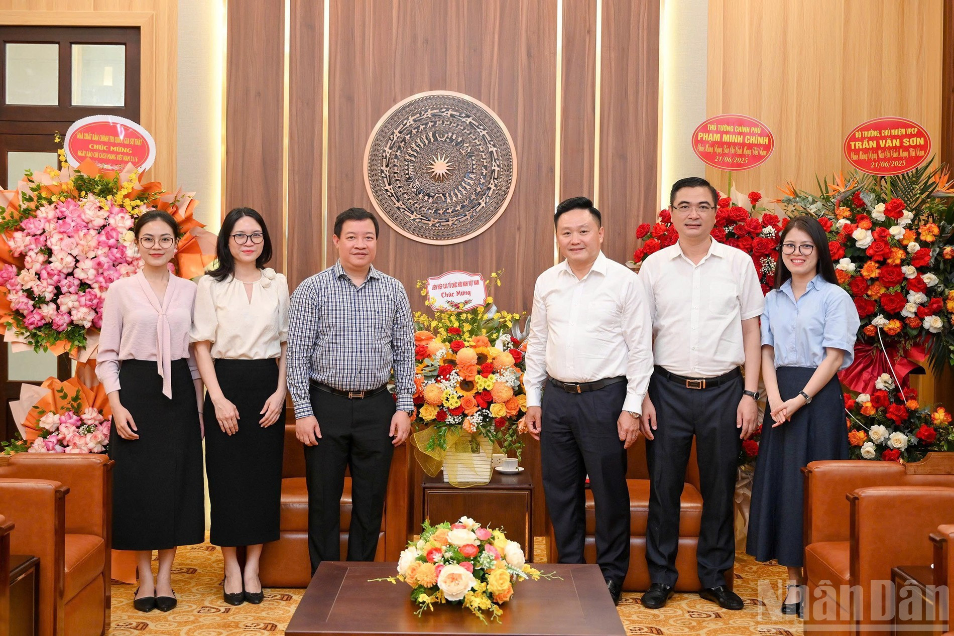La delegación de la Unión de Organizaciones de Amistad de Vietnam felicita a Nhan Dan, y expresa su aprecio por su papel en la labor de información exterior y en el fomento de la amistad y cooperación entre Vietnam y sus amigos internacionales.