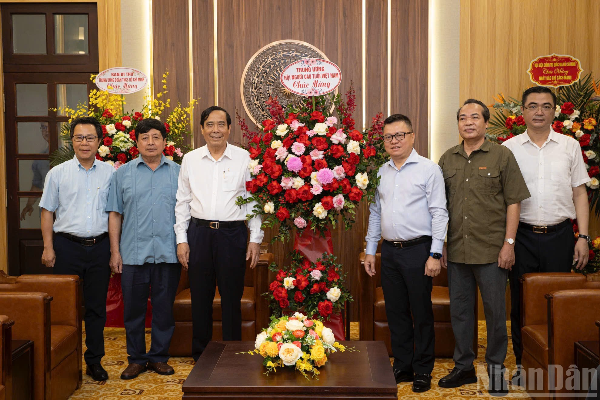 Nguyen Thanh Binh, presidente de la Asociación de Personas Mayores de Vietnam, visita el periódico Nhan Dan y, al mismo tiempo, expresa su respeto por las aportaciones del rotativo a la labor de divulgación, por haber reflejado de manera profunda y humanitaria el papel, la posición y las contribuciones de las personas mayores en la vida social.