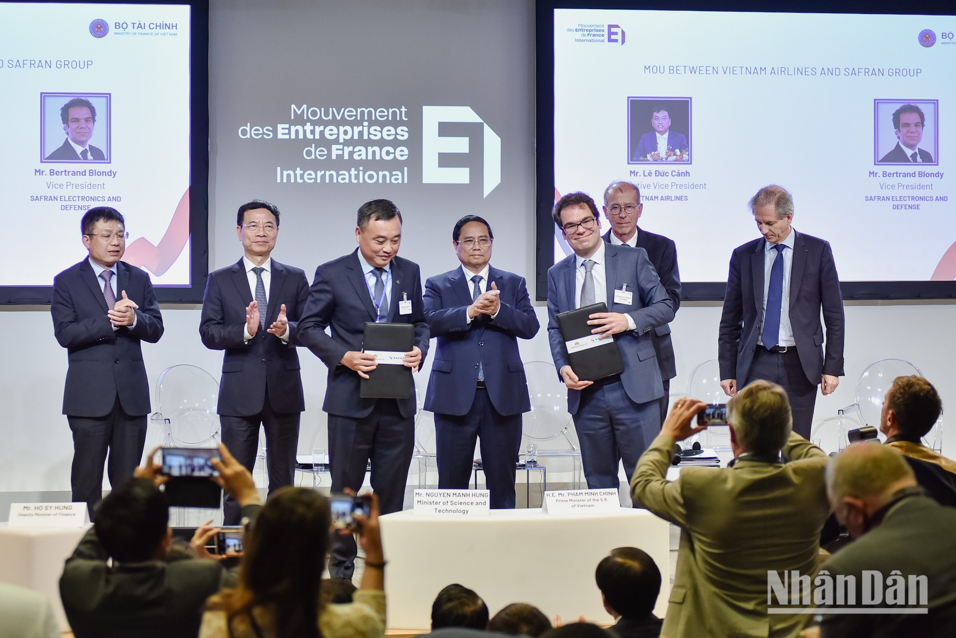 La firma del Memorando de Entendimiento entre Vietnam Airlines y el Grupo Safran Electronics &amp; Defense para el arrendamiento del sistema de análisis de datos de vuelo para el período 2026-2030.