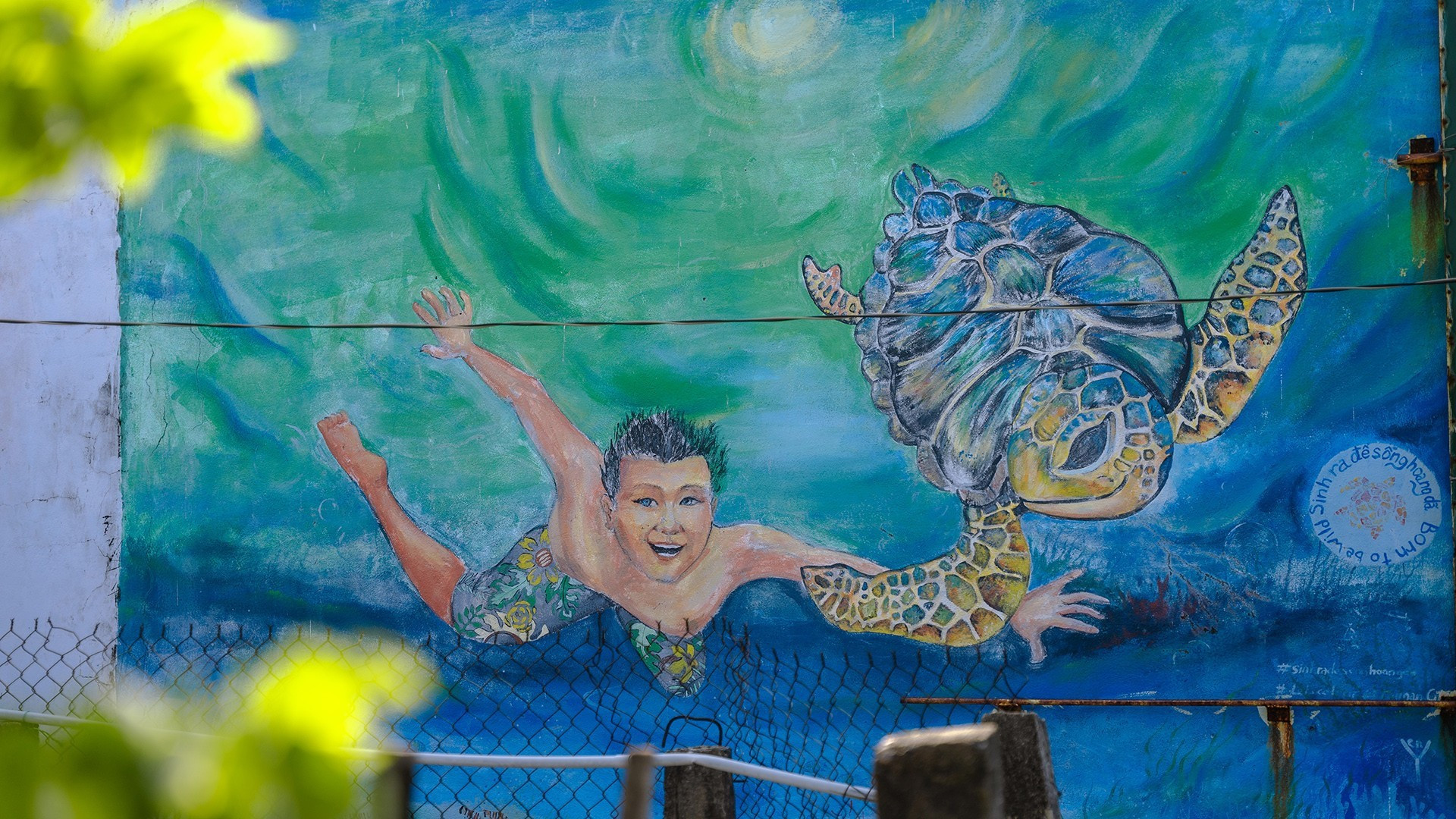 Un mural con atrevidos colores del océano. Un mural con atrevidos colores del océano.