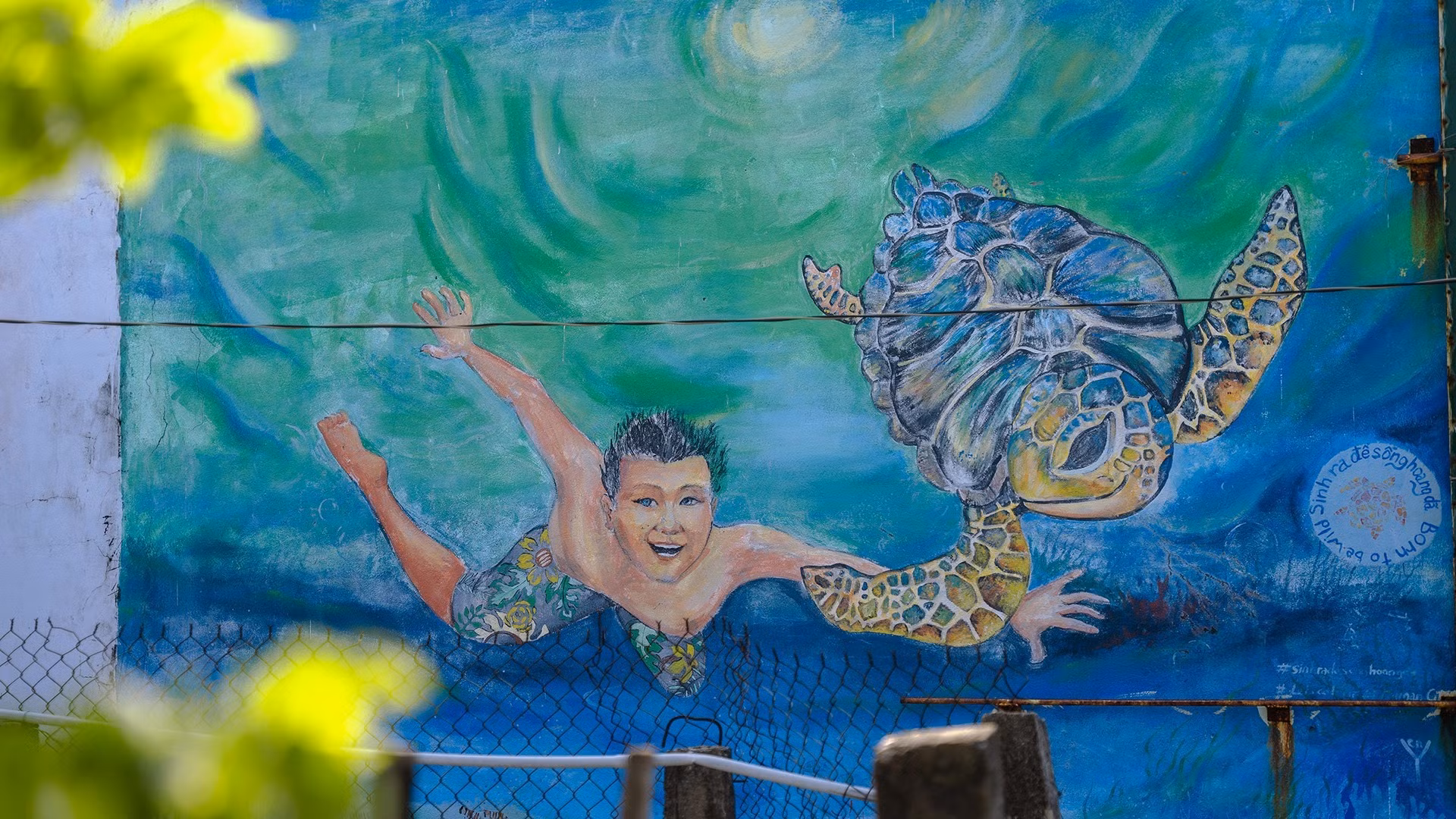 Un mural con atrevidos colores del océano.