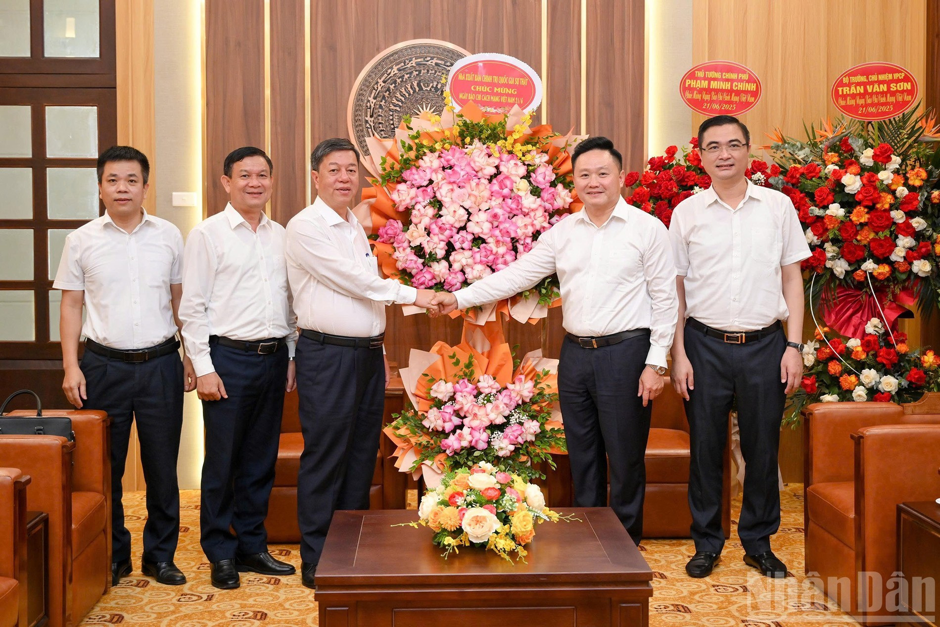 Vu Trong Lam, director y editor en jefe de la Editorial Política Nacional Su That felicita al periódico Nhan Dan.