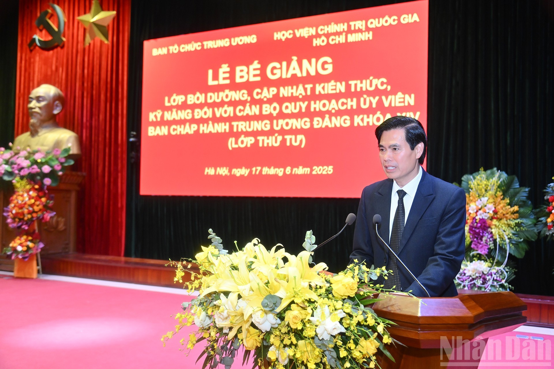 El secretario del Comité del Partido en la provincia de Son La (jefe de clase), Hoang Quoc Khanh, habla en el acto. El secretario del Comité del Partido en la provincia de Son La (jefe de clase), Hoang Quoc Khanh, habla en el acto.