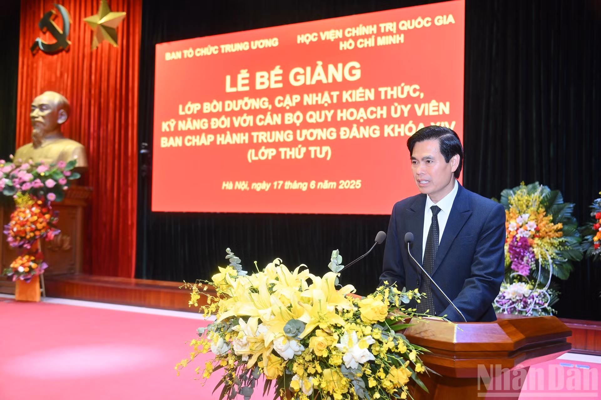 El secretario del Comité del Partido en la provincia de Son La (jefe de clase), Hoang Quoc Khanh, habla en el acto.