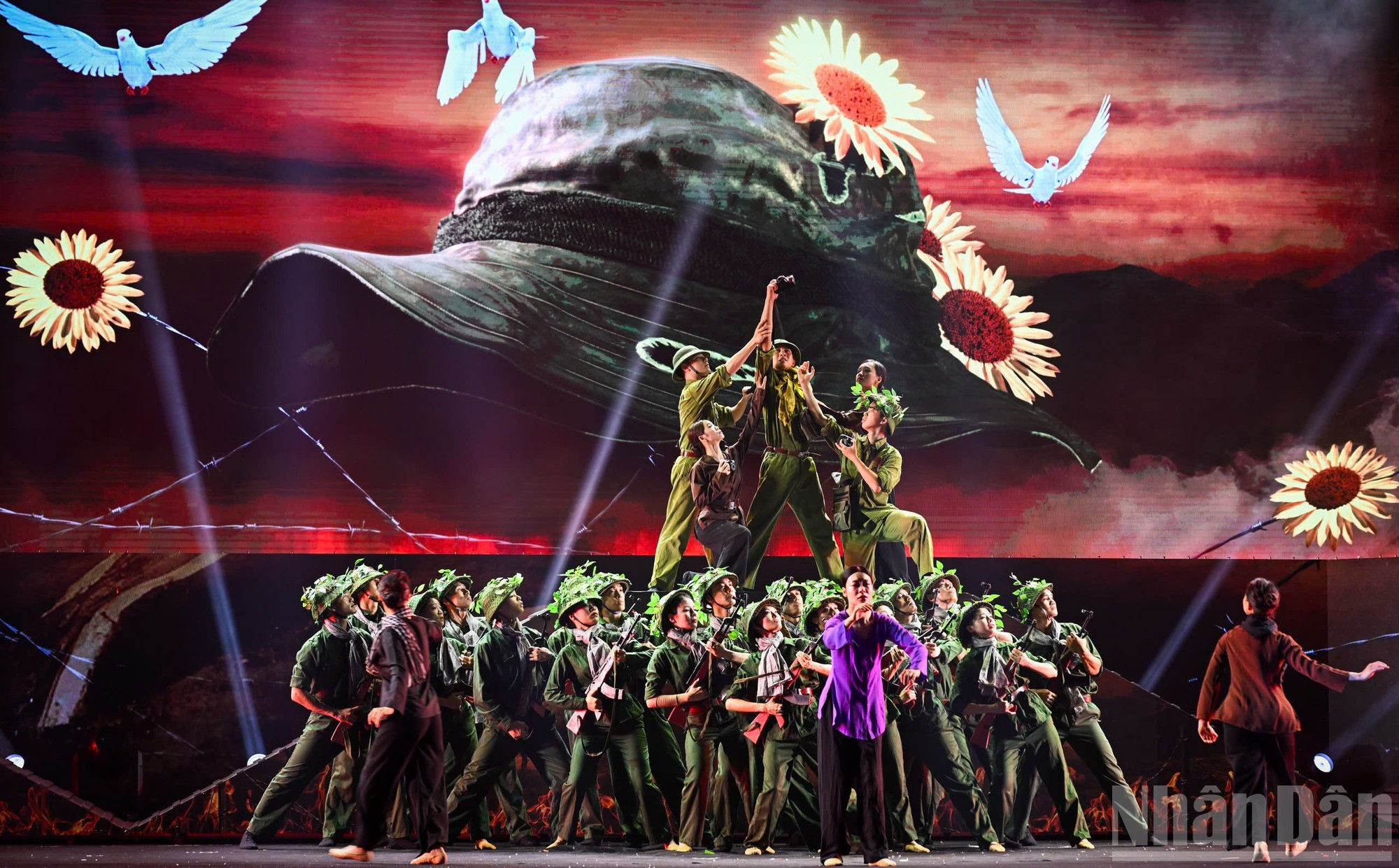 Actuaciones artísticas retratan el viaje de los 100 años del periodismo revolucionario vietnamita.