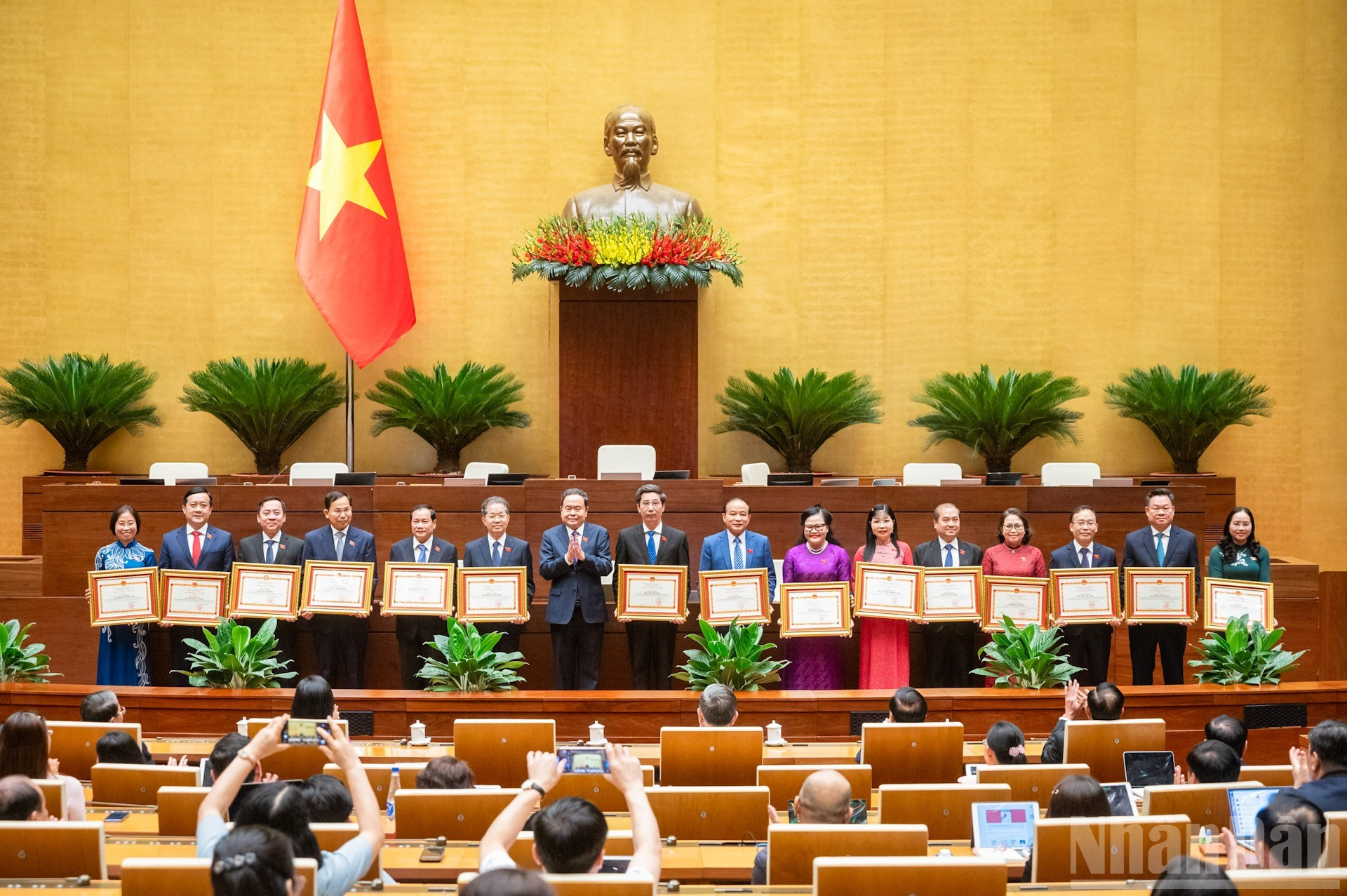 El presidente de la Asamblea Nacional, Tran Thanh Man, entrega certificados de mérito del Comité Permanente del Parlamento a los jefes y subjefes de las delegaciones de diputados de las provincias y ciudades bajo administración central. El presidente de la Asamblea Nacional, Tran Thanh Man, entrega certificados de mérito del Comité Permanente del Parlamento a los jefes y subjefes de las delegaciones de diputados de las provincias y ciudades bajo administración central.
