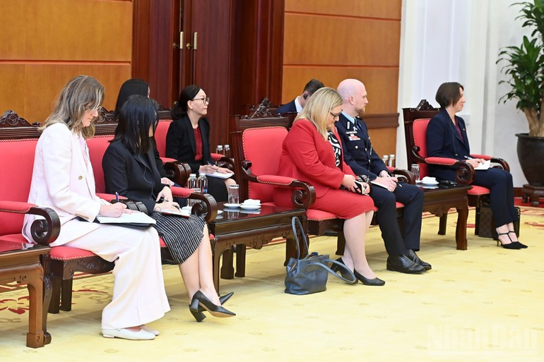 Miembros de la delegación de la embajadora de Australia en Vietnam.