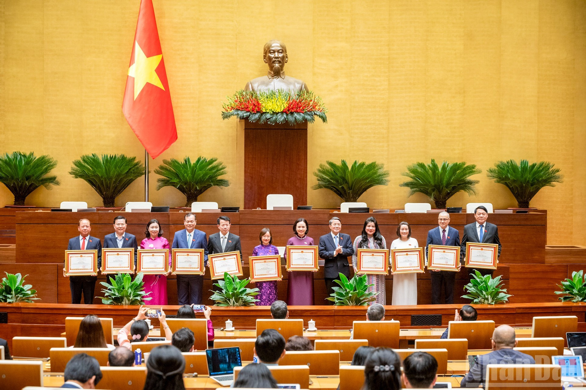 El vicepresidente de la Asamblea Nacional Nguyen Duc Hai entrega certificados de mérito. El vicepresidente de la Asamblea Nacional Nguyen Duc Hai entrega certificados de mérito.