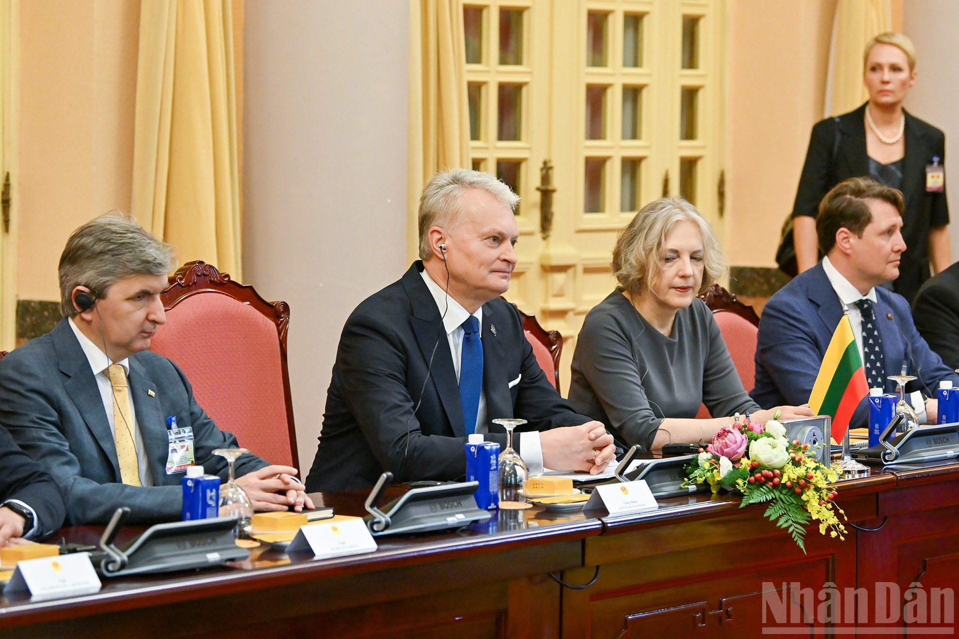 Gitanas Nauseda interviene en la reunión.