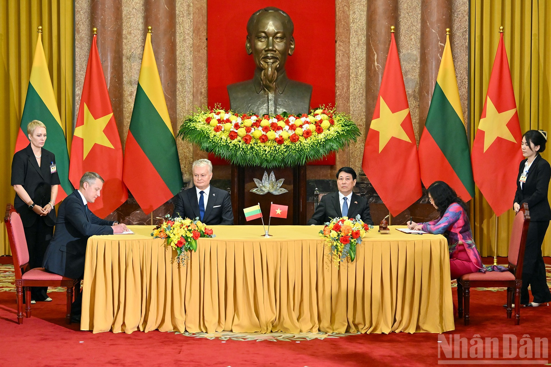 La firma del Memorando de Entendimiento entre el Ministerio de Industria y Comercio de Vietnam y el Ministerio de Energía de Lituania sobre cooperación en el sector energético.