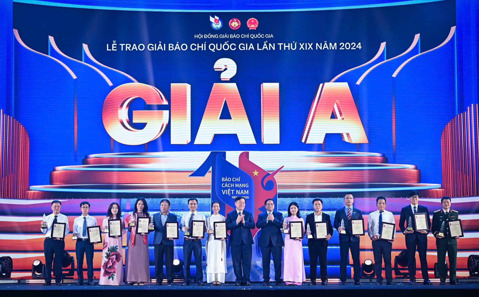 Nguyen Trong Nghia, miembro del Buró Político, secretario del Comité Central del PCV y jefe de su Comisión de Propaganda y Movilización de Masas, entrega el Premio A a los ganadores.