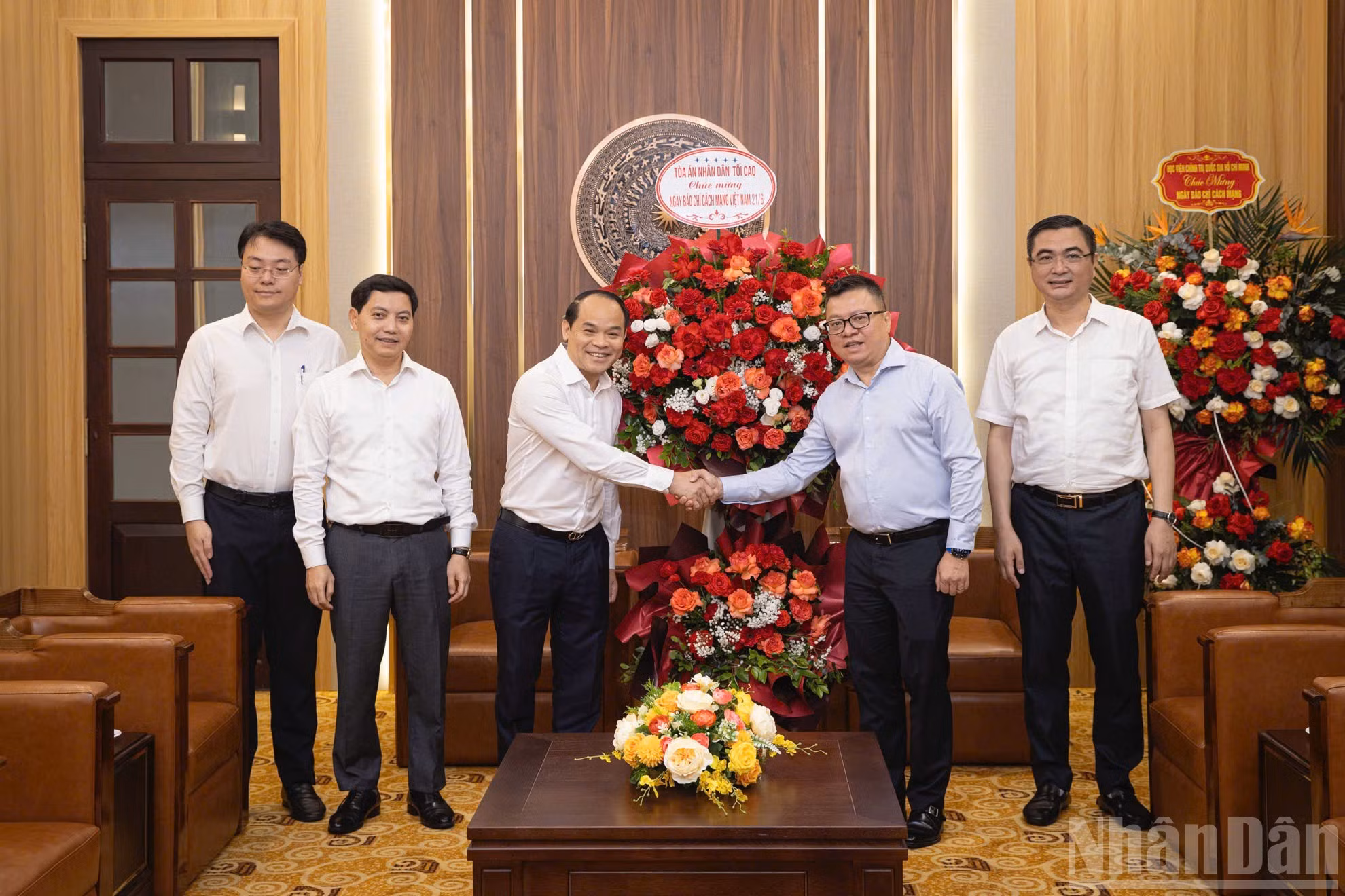 El miembro del Comité Central del PCV y vicepresidente del Tribunal Popular Supremo, Nguyen Quoc Doan, visita el periódico Nhan Dan y agradece su difusión de información, que ha contribuido a promover los valores positivos en las actividades del sector judicial.