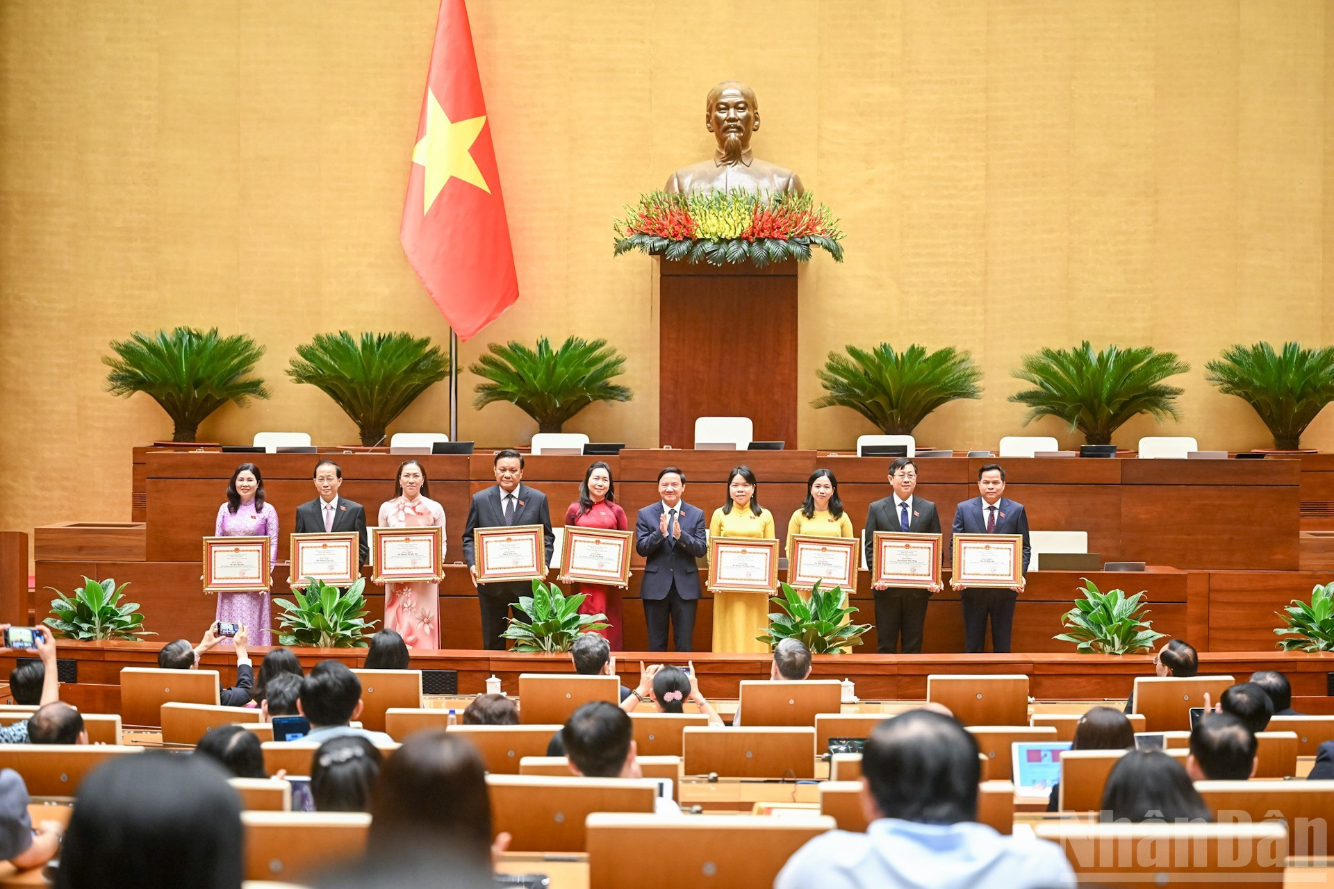 El vicepresidente de la Asamblea Nacional Nguyen Khac Dinh entrega certificados de mérito a los destinatarios. El vicepresidente de la Asamblea Nacional Nguyen Khac Dinh entrega certificados de mérito a los destinatarios.