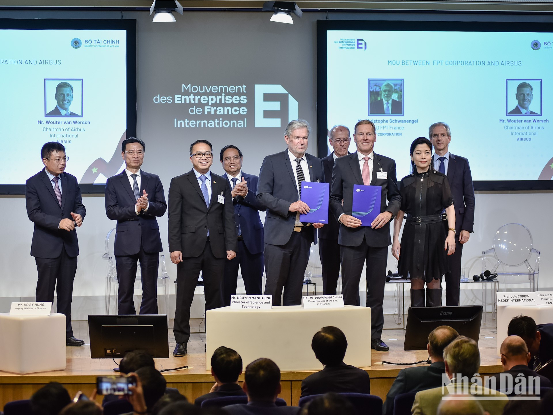 El grupo FPT y Airbus firman un Acuerdo Marco de Servicios con una duración de cinco años, hasta 2029, y con posibilidad de renovación. Con este pacto, FPT se convierte oficialmente en socio tecnológico estratégico global de Airbus y tendrá la oportunidad de participar en los proyectos globales de tecnología de la información de Airbus en áreas clave como servicios al cliente, big data y desarrollo de software en la nube.