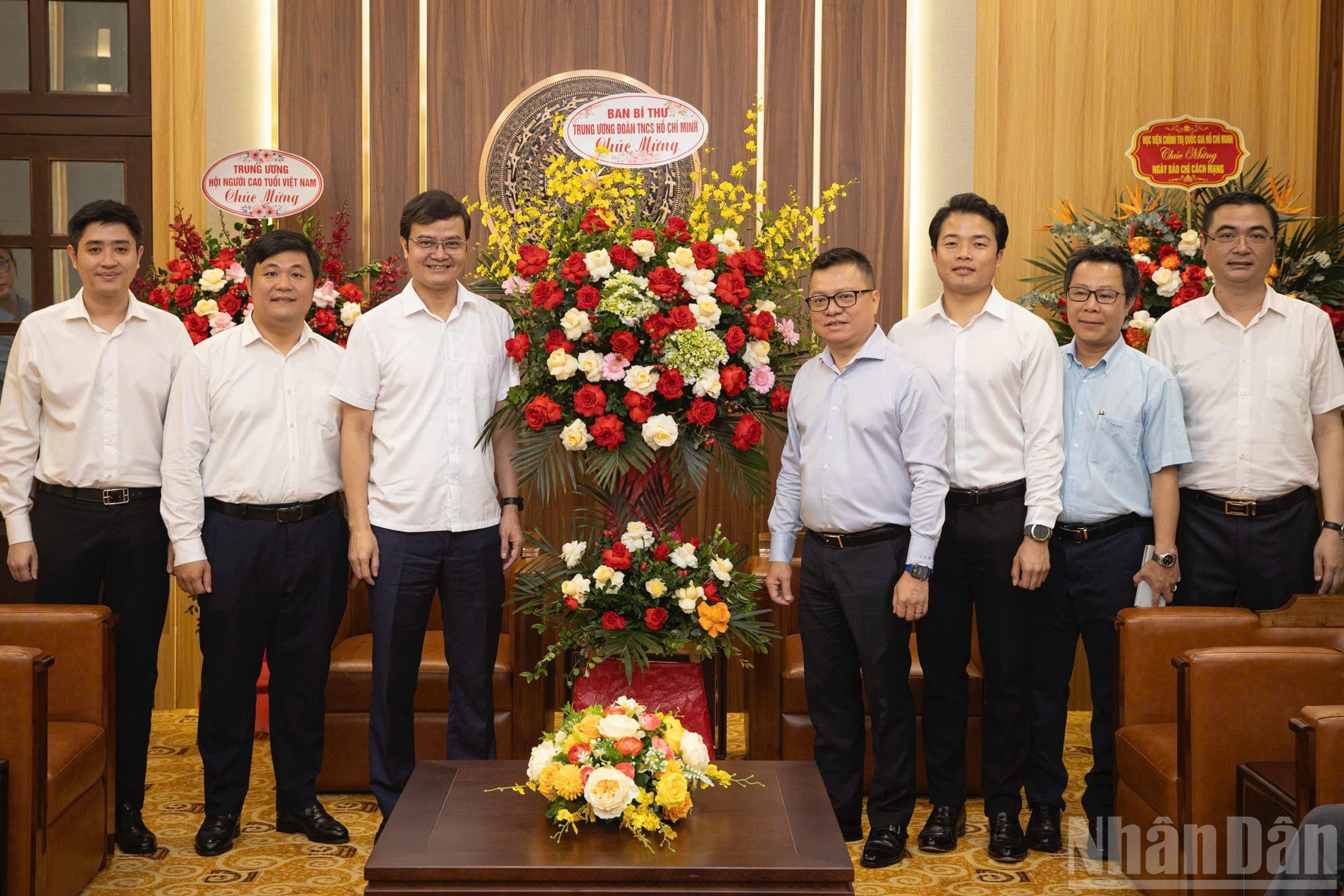 Bui Quang Huy, miembro suplente del Comité Central del PCV y primer secretario del Comité Central de la Unión de Jóvenes Comunistas Ho Chi Minh, felicita al periódico Nhan Dan con motivo del centenario del Día de la Prensa Revolucionaria Vietnamita. Quang Huy expresa su agradecimiento por la contribución de Nhan Dan a la labor de difusión y educación sobre los ideales revolucionarios, la ética y el estilo de vida para las nuevas generaciones.