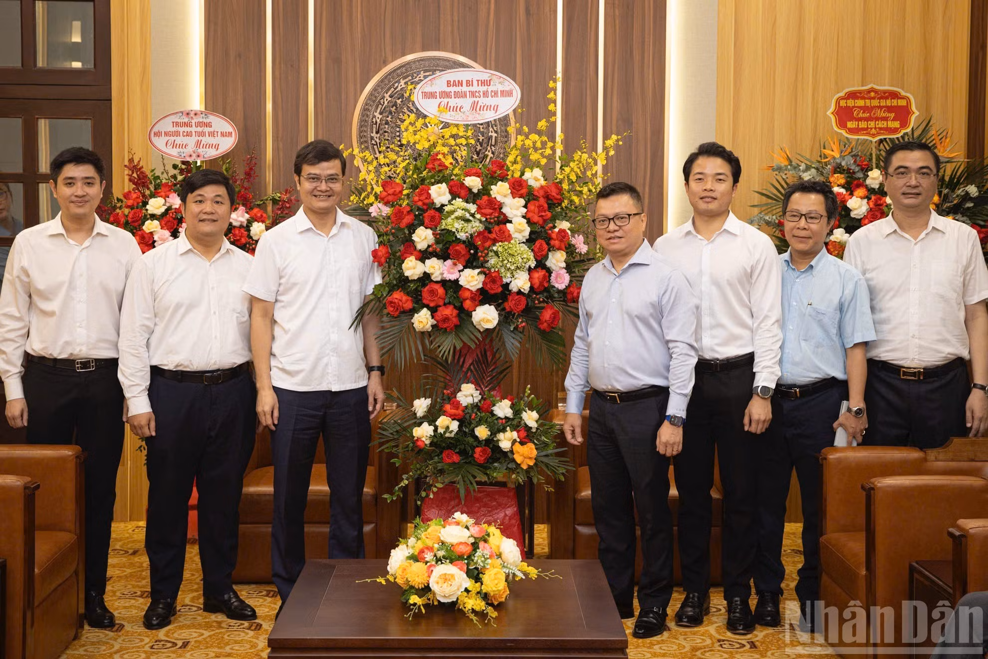 Bui Quang Huy, miembro suplente del Comité Central del PCV y primer secretario del Comité Central de la Unión de Jóvenes Comunistas Ho Chi Minh, felicita al periódico Nhan Dan con motivo del centenario del Día de la Prensa Revolucionaria Vietnamita. Quang Huy expresa su agradecimiento por la contribución de Nhan Dan a la labor de difusión y educación sobre los ideales revolucionarios, la ética y el estilo de vida para las nuevas generaciones.