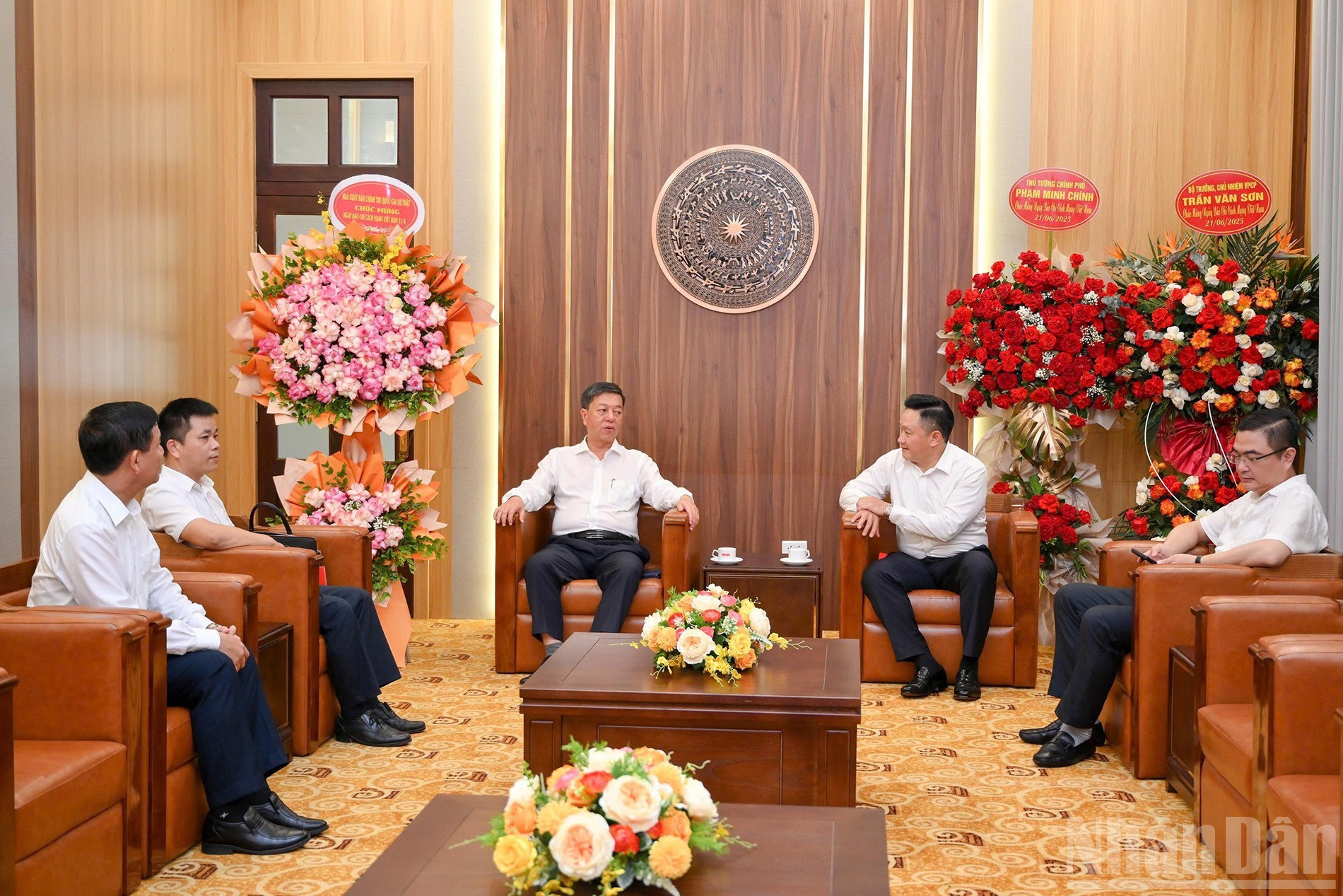 Trong Lam valora altamente la estrecha y eficaz cooperación del diario Nhan Dan en el tiempo reciente, especialmente en la publicación de obras valiosas sobre las actividades de los altos dirigentes del Partido y del Estado.