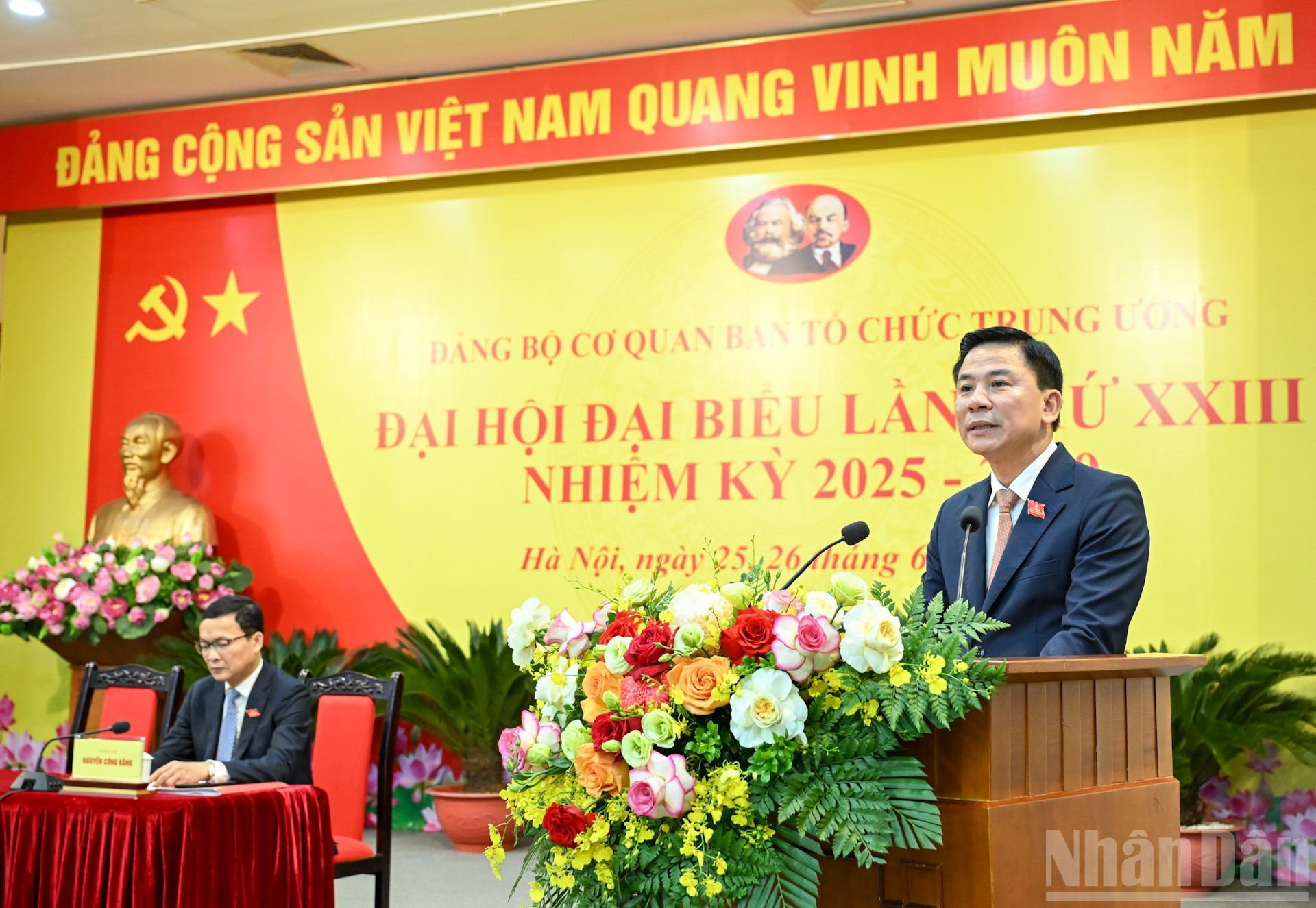 Do Trong Hung, vicejefe de la Comisión de Organización del Comité Central del PCV y secretario de su Comité partidista, pronuncia el discurso inaugural del Congreso.