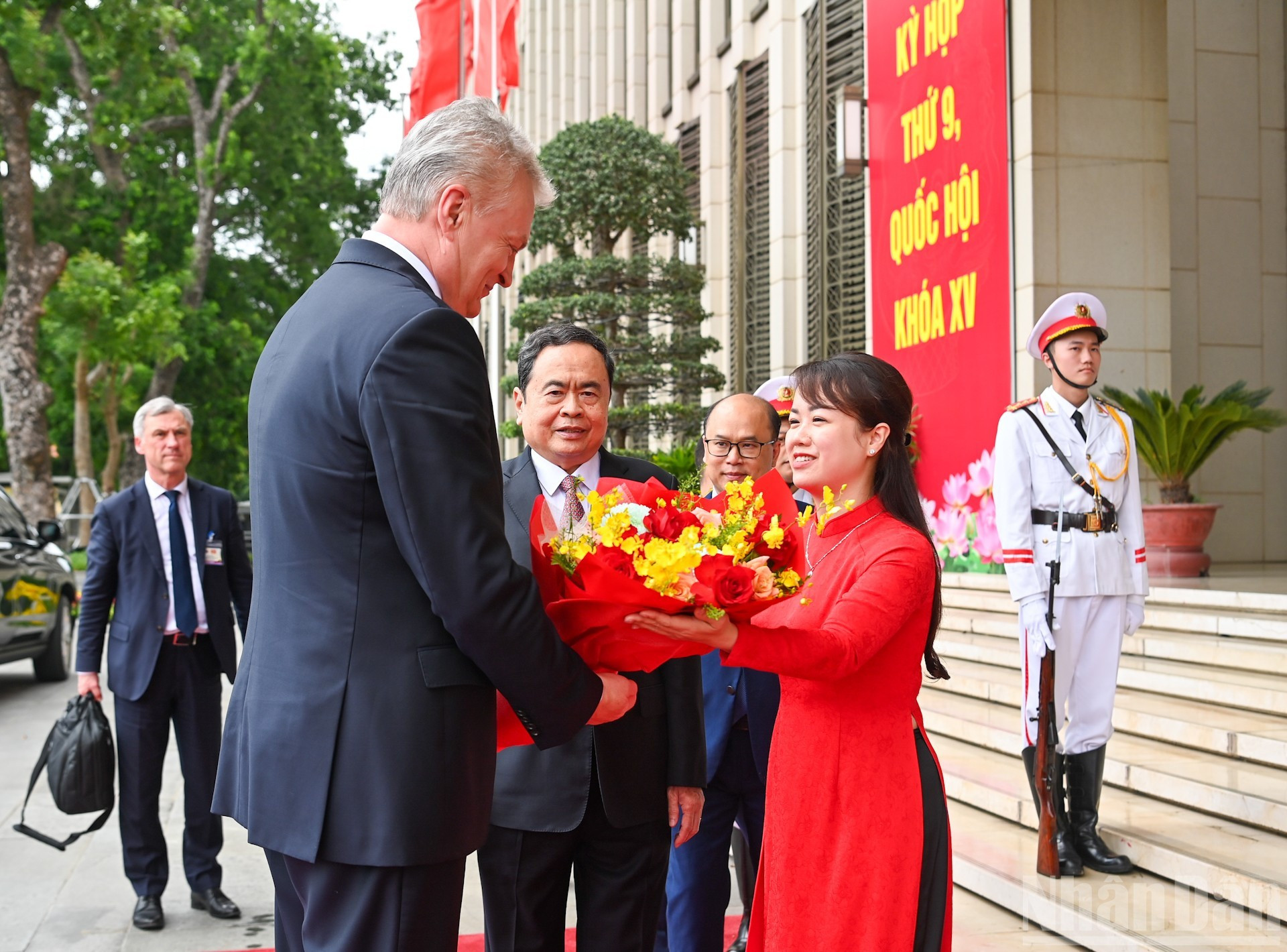 Entregan flores para dar la bienvenida al visitante lituano.