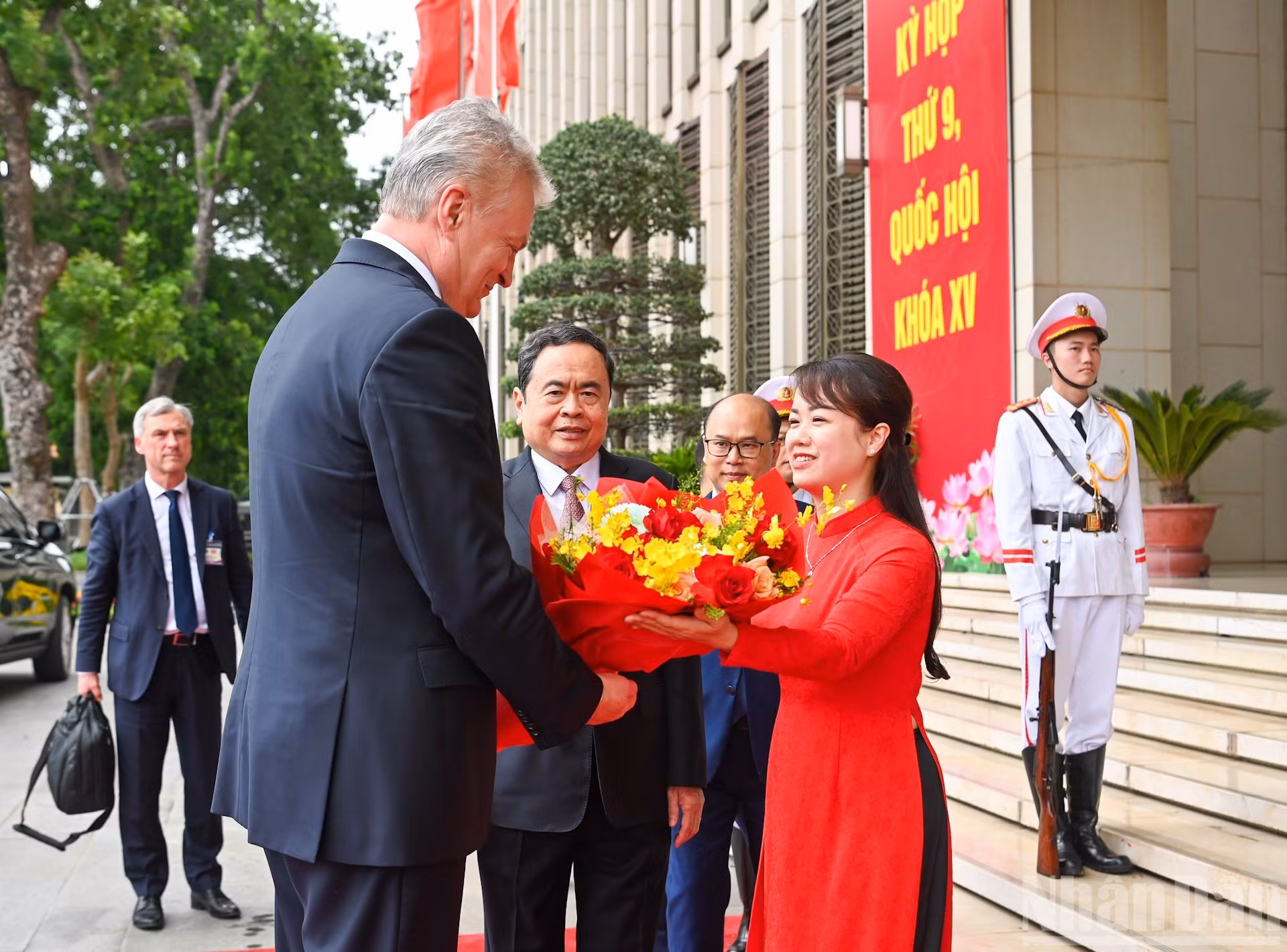 Entregan flores para dar la bienvenida al visitante lituano.