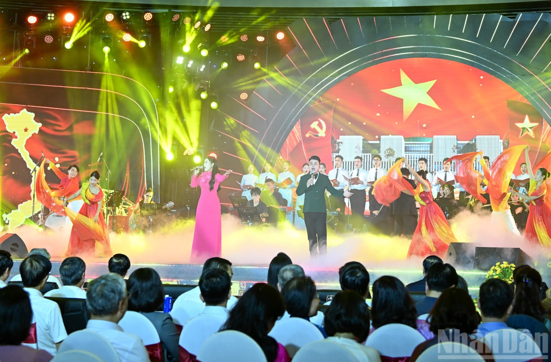 Una actuación artística en el evento.