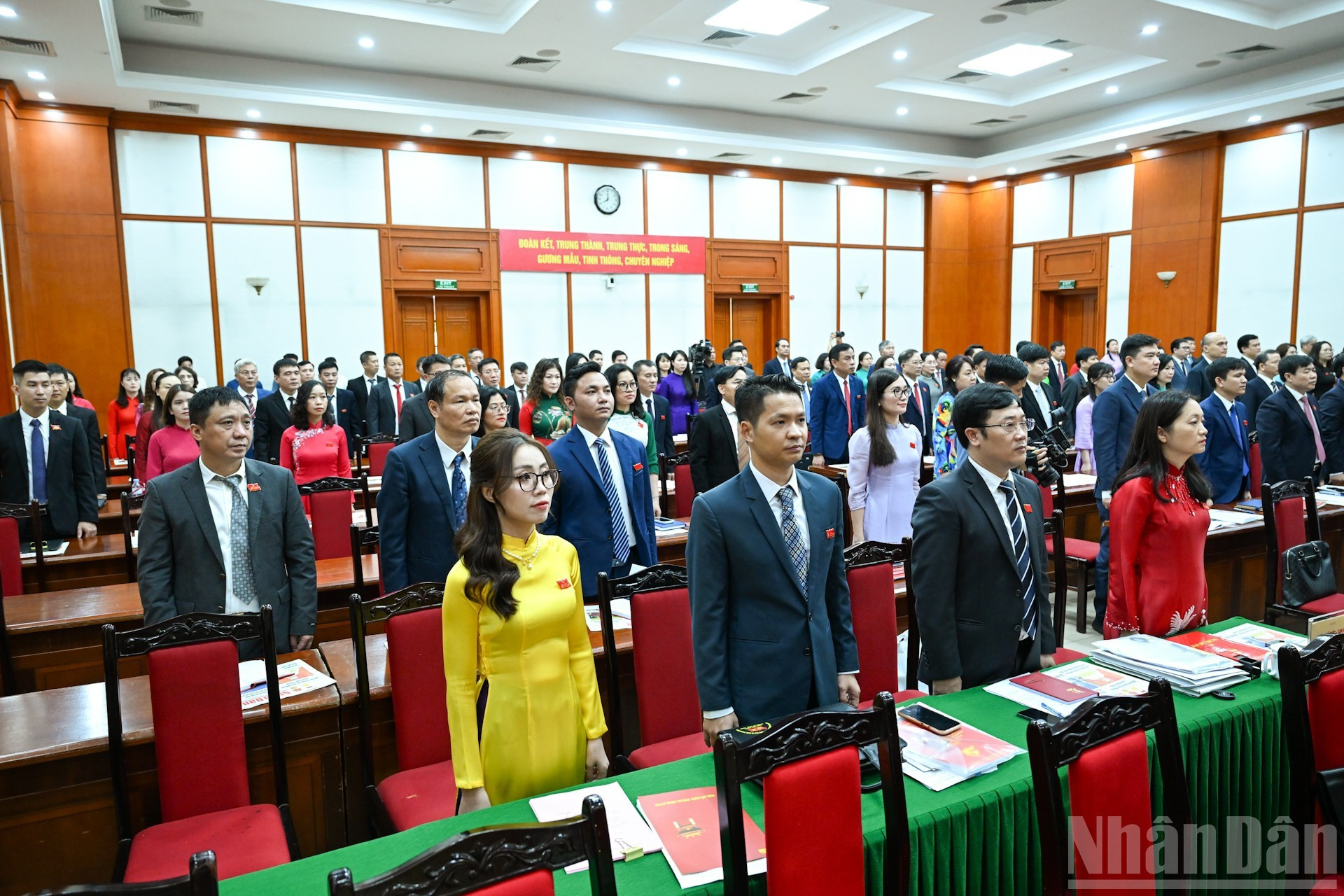 Los delegados saludan la bandera nacional.