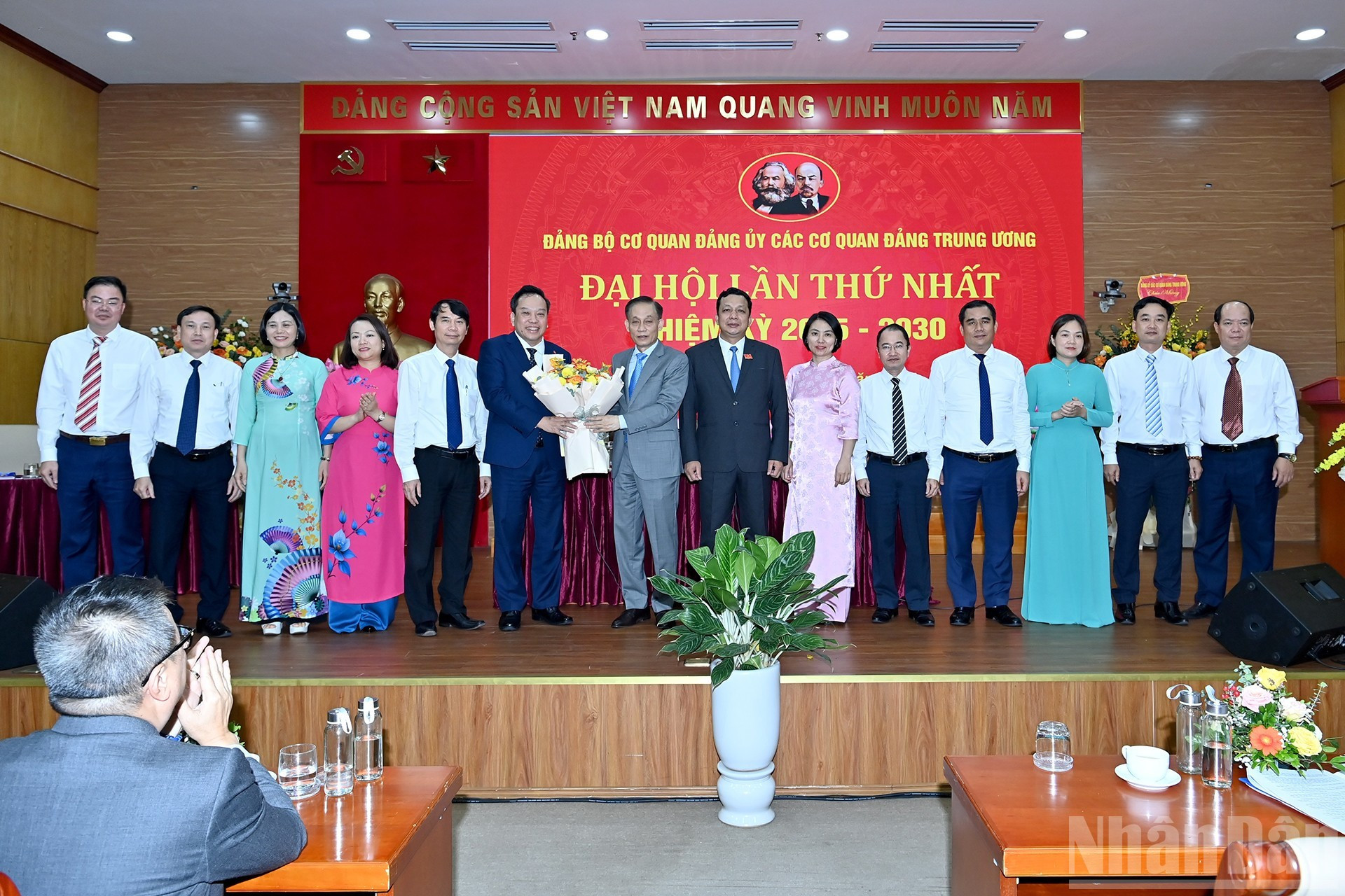 Hoai Trung felicitaa a los delegados elegidos para el Comité Ejecutivo y la Comisión de Control Disciplinario del Comité del Partido de los Órganos partidistas del Comité Central del PCV.