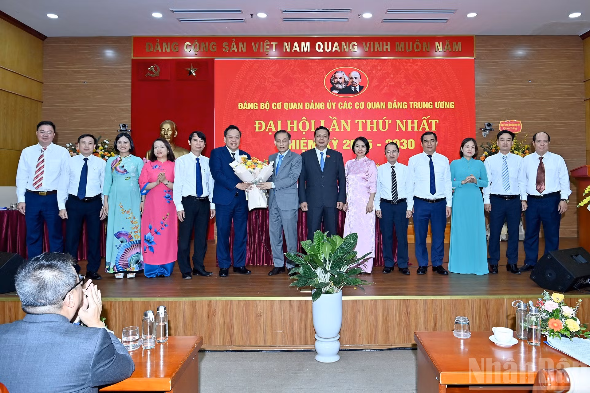 Hoai Trung felicitaa a los delegados elegidos para el Comité Ejecutivo y la Comisión de Control Disciplinario del Comité del Partido de los Órganos partidistas del Comité Central del PCV.