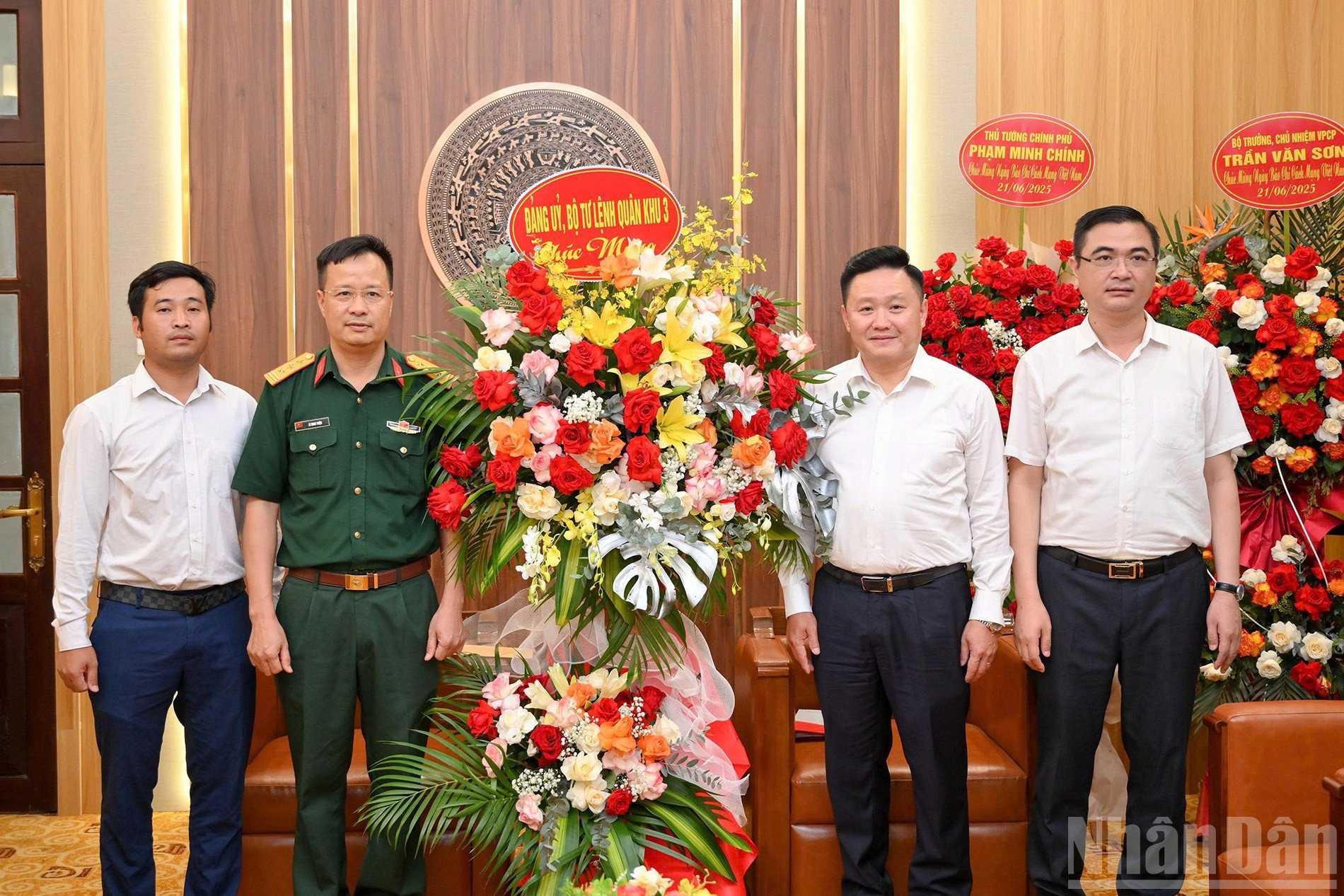 Representantes del Alto Mando de la Región Militar 3 expresan su profundo agradecimiento a Nhan Dan por su labor de divulgación sobre la defensa de la soberanía marítima e insular de la Patria y al mismo tiempo manifiestan su deseo de que el diario continúe desempeñando su papel de vanguardia en el frente ideológico y cultural del Partido.