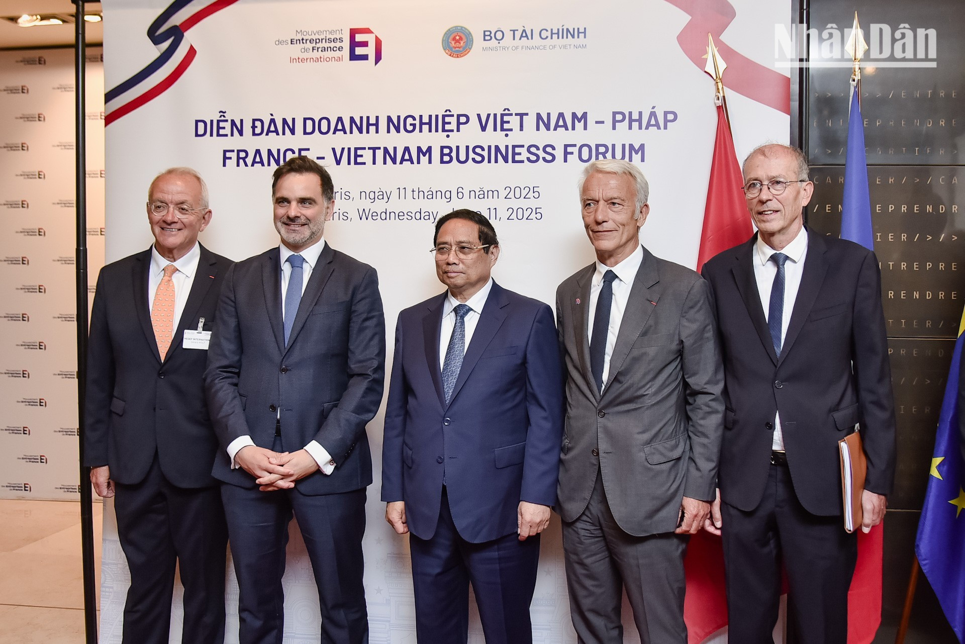 También asisten al evento representantes de los ministerios y organismos vietnamitas, así como Laurent Saint-Martin, ministro encargado de Comercio Exterior del Ministerio para Europa y de Asuntos Exteriores de Francia, y François Corbin, vicepresidente de MEDEF International y presidente del Consejo Empresarial Francia–Vietnam, además de representante especial del ministro de Asuntos Exteriores de Francia para las relaciones económicas con los países de la Asean.