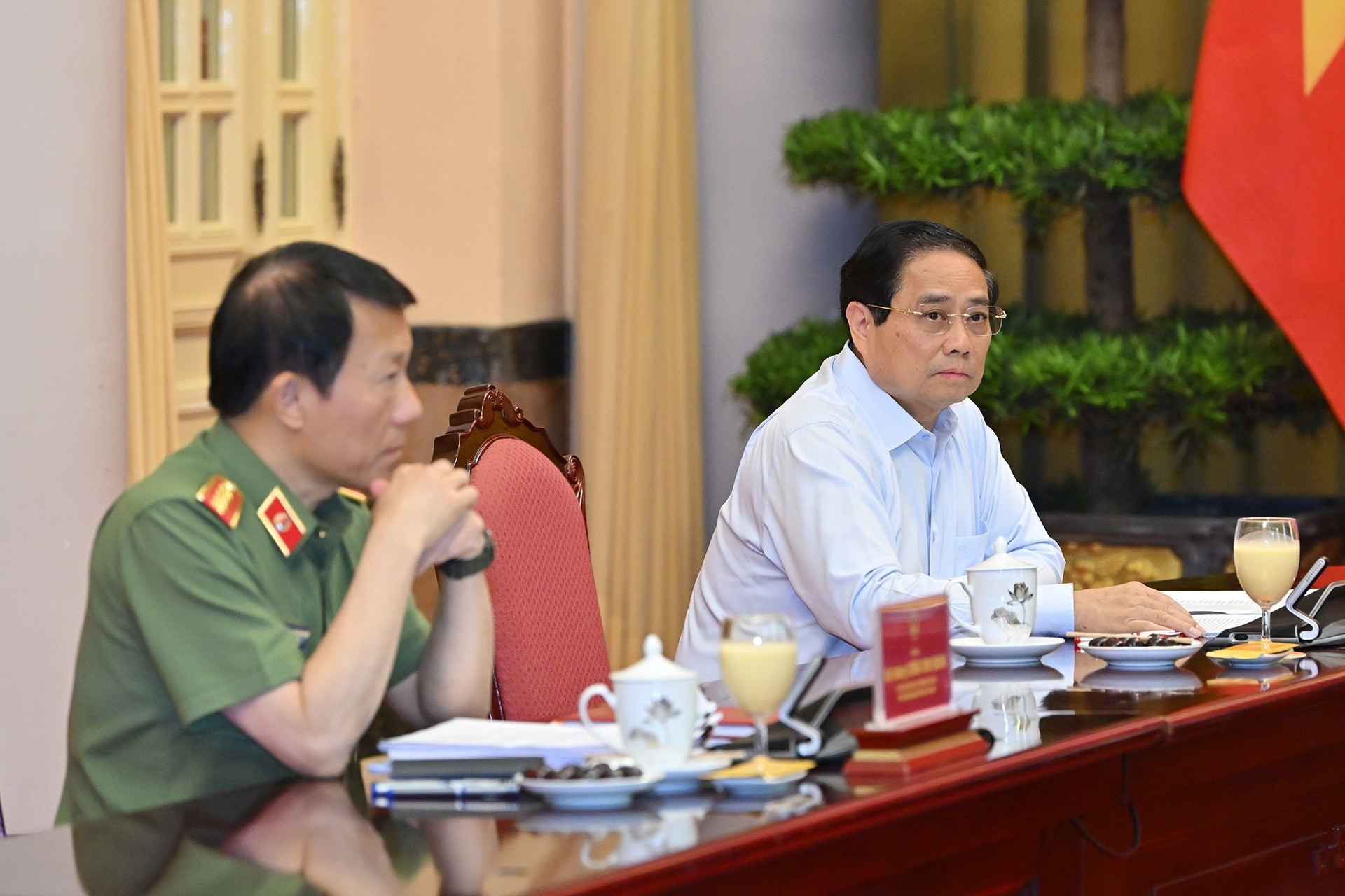 El primer ministro Pham Minh Chinh y el ministro de Seguridad Pública Luong Tam Quang en la reunión.