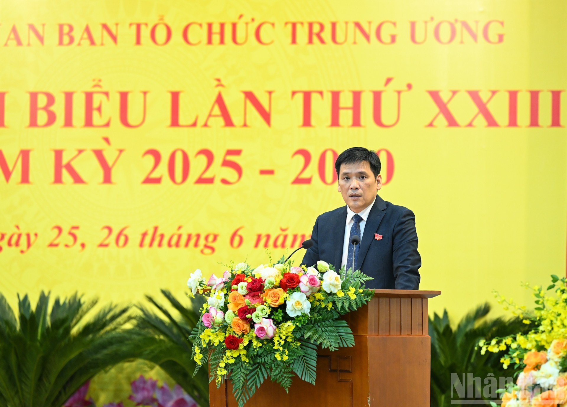 Nguyen Thanh Binh, director del Departamento de Organización y Estatutos, expone una ponencia en la ceremonia.