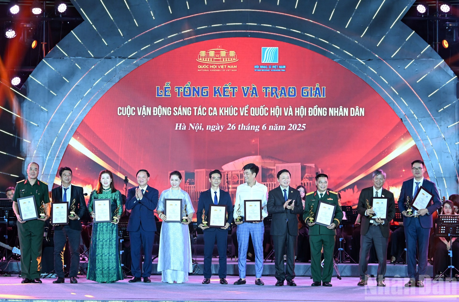 El vicepresidente de la Asamblea Nacional Nguyen Khac Dinh y el viceprimer ministro Tran Hong Ha entregan el Premio C a los ganadores.